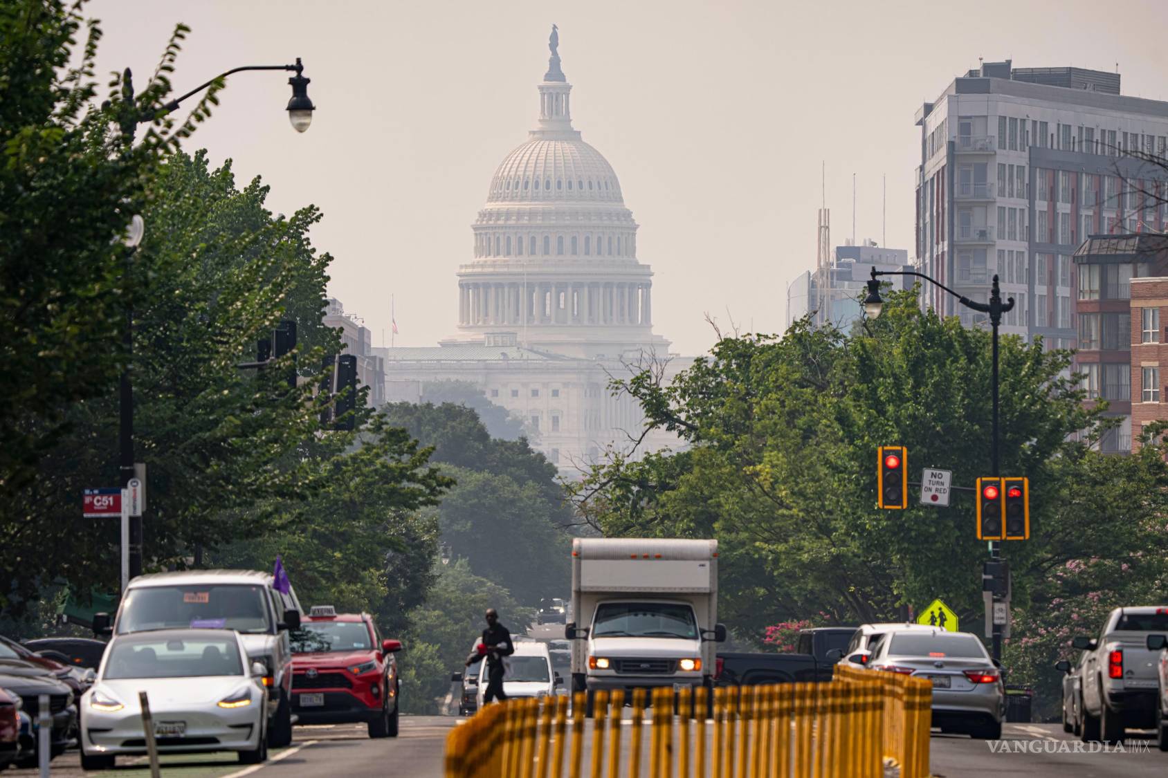 $!El Capitolio de Estados Unidos se ve desde una calle mientras una densa humareda proveniente de incendios forestales de Canadá en Washington.