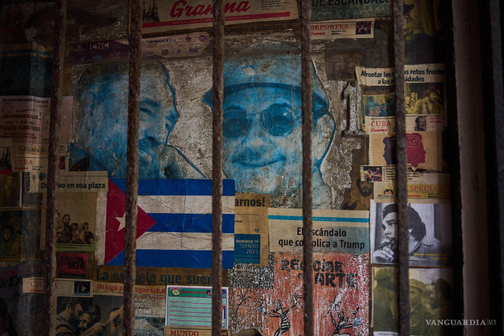 $!Fotografías del expresidente Raúl Castro y Fidel Castro decoran la puerta de una casa en La Habana.