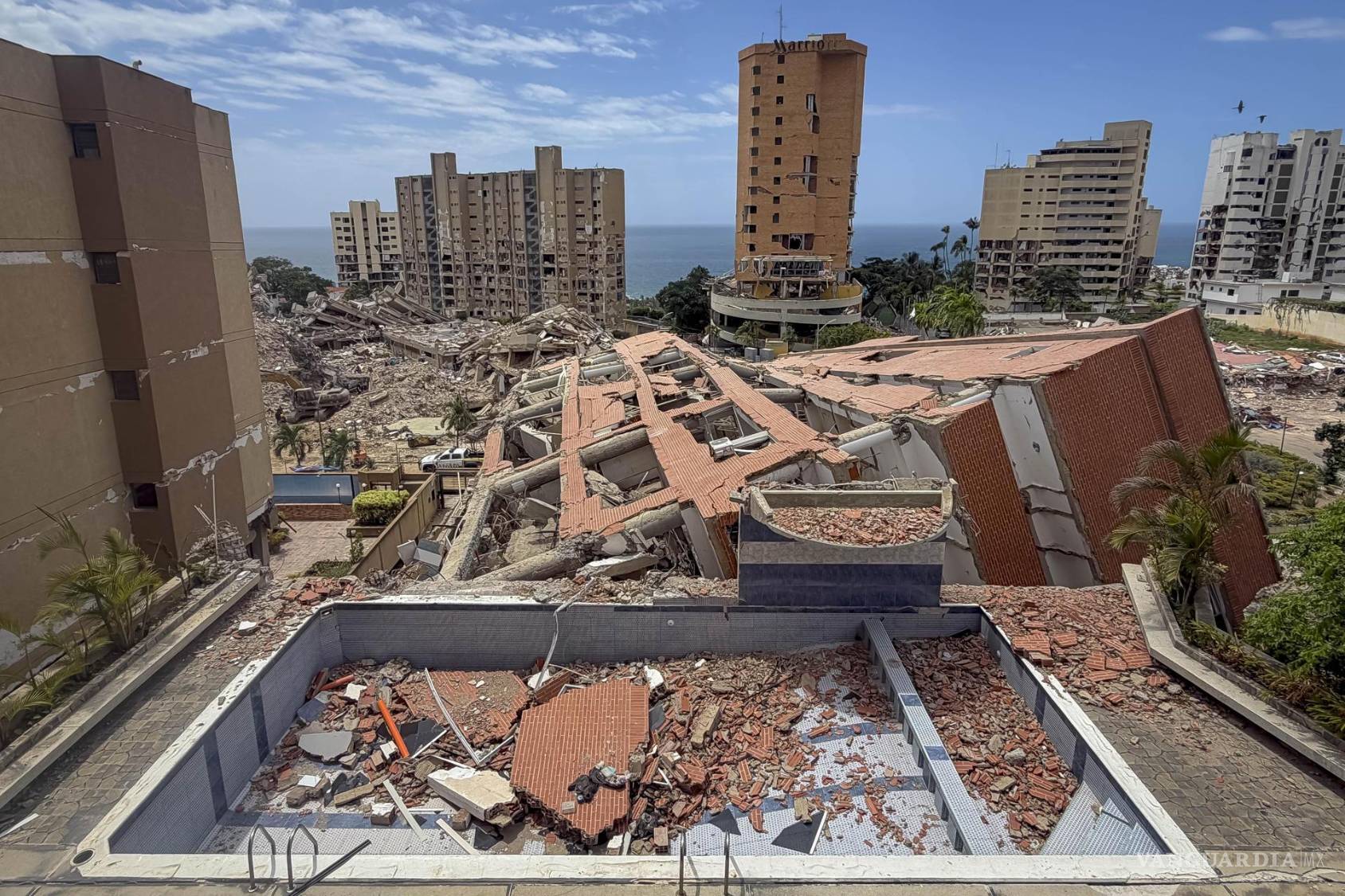 $!Una edificación destruida por los terremotos del 24 de junio, este jueves en Catia La Mar, Venezuela.