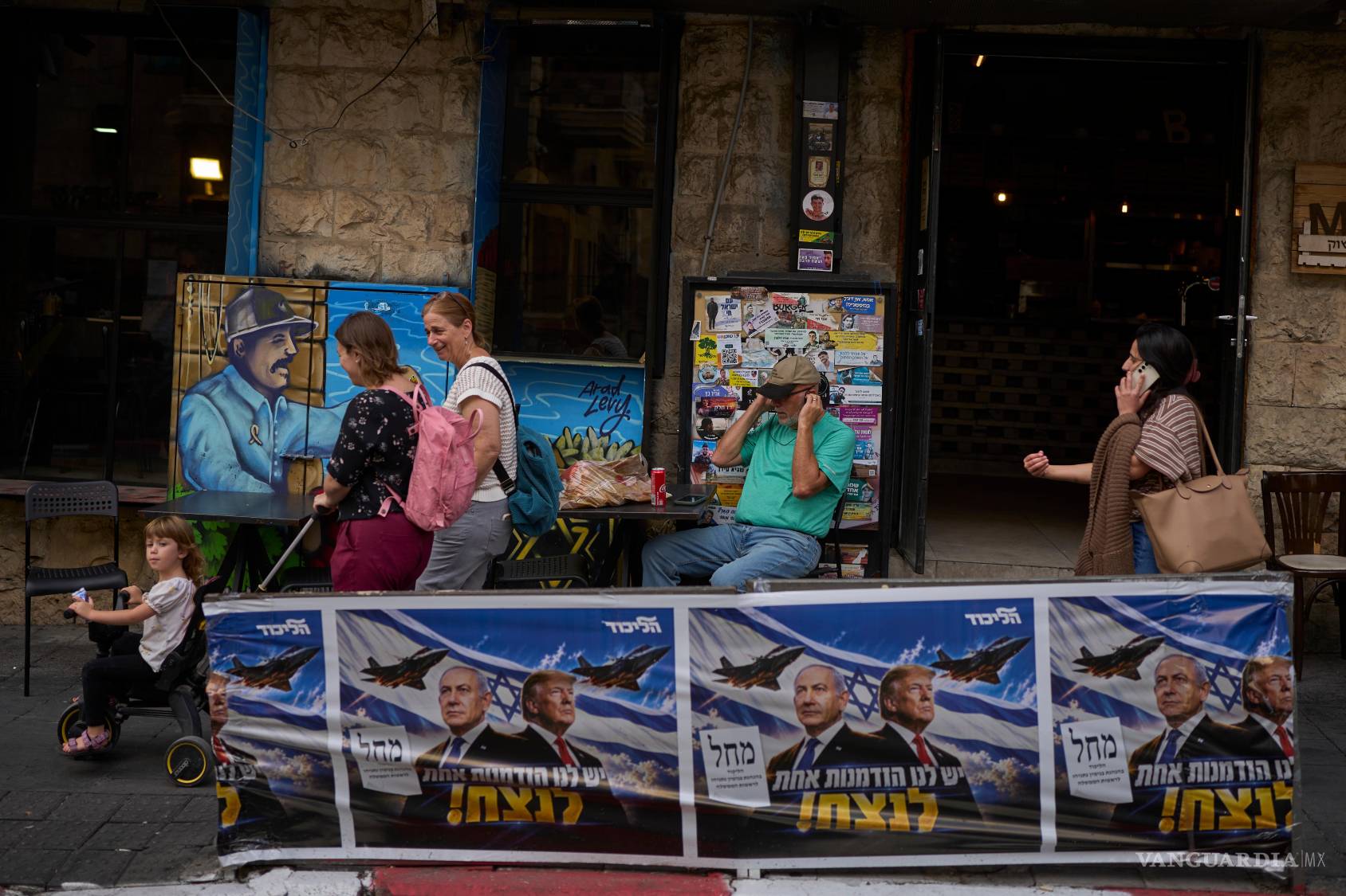 $!Gente camina junto a carteles del partido Likud que muestran al primer ministro de Israel, Benjamin Netanyahu, y el presidente de EU, Donald Trump, con el mensaje en hebreo Tenemos una oportunidad para ganar, en Jerusalén.