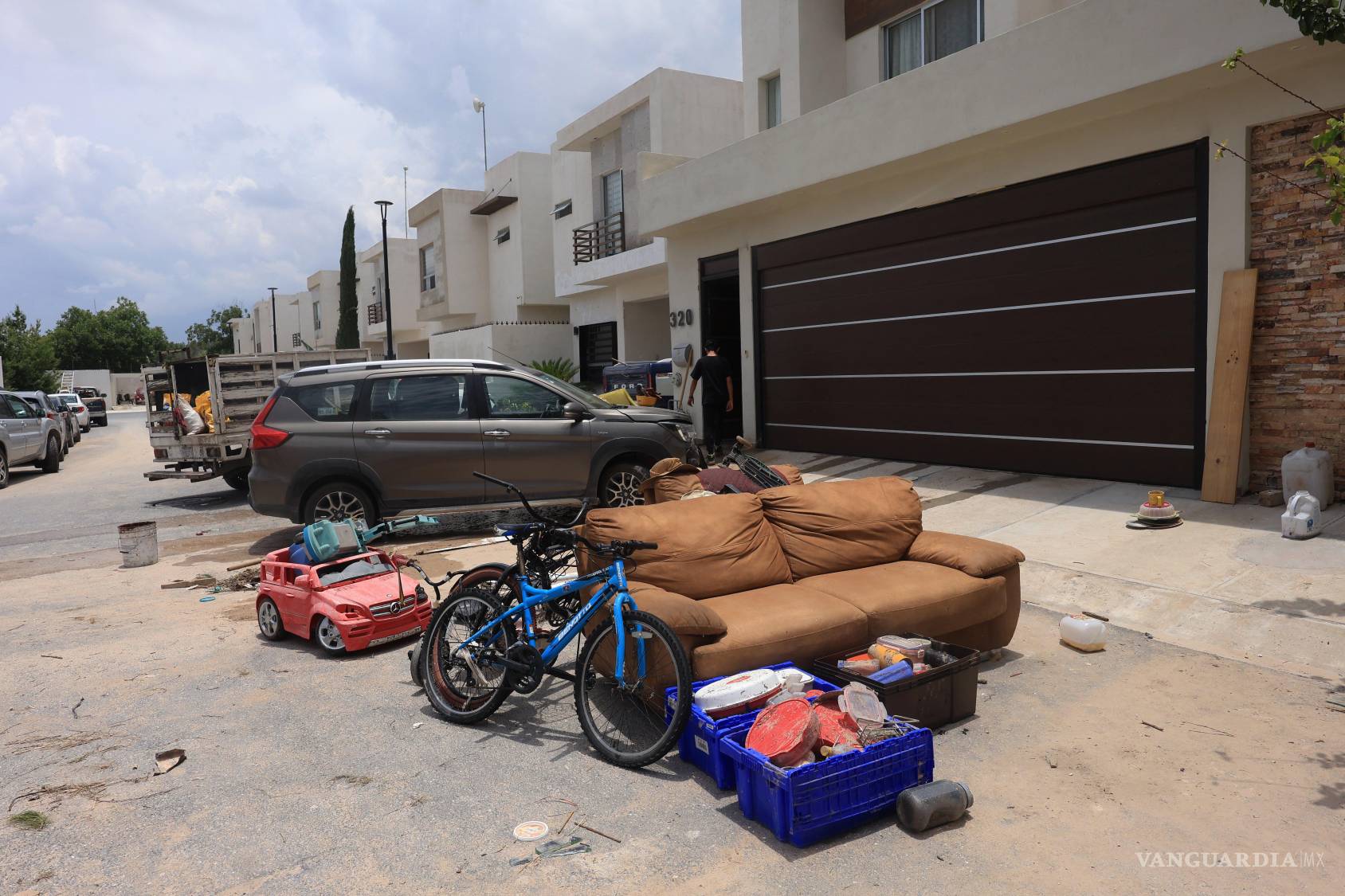 $!La solidaridad entre vecinos fue clave: ofrecieron ayuda, comida y resguardo a quienes perdieron todo por las lluvias.