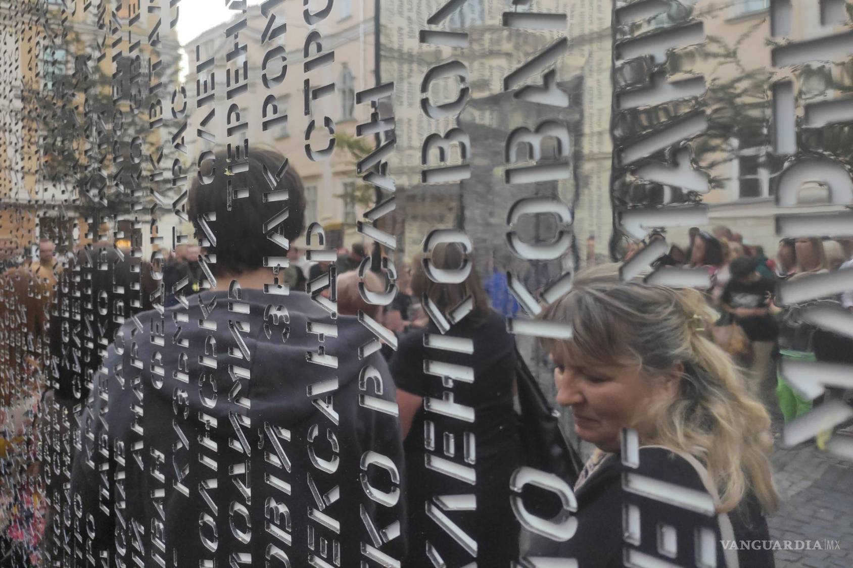$!Varias personas buscan el nombre de sus familiares fallecidos en un memorial este lunes en Leópolis, Ucrania.