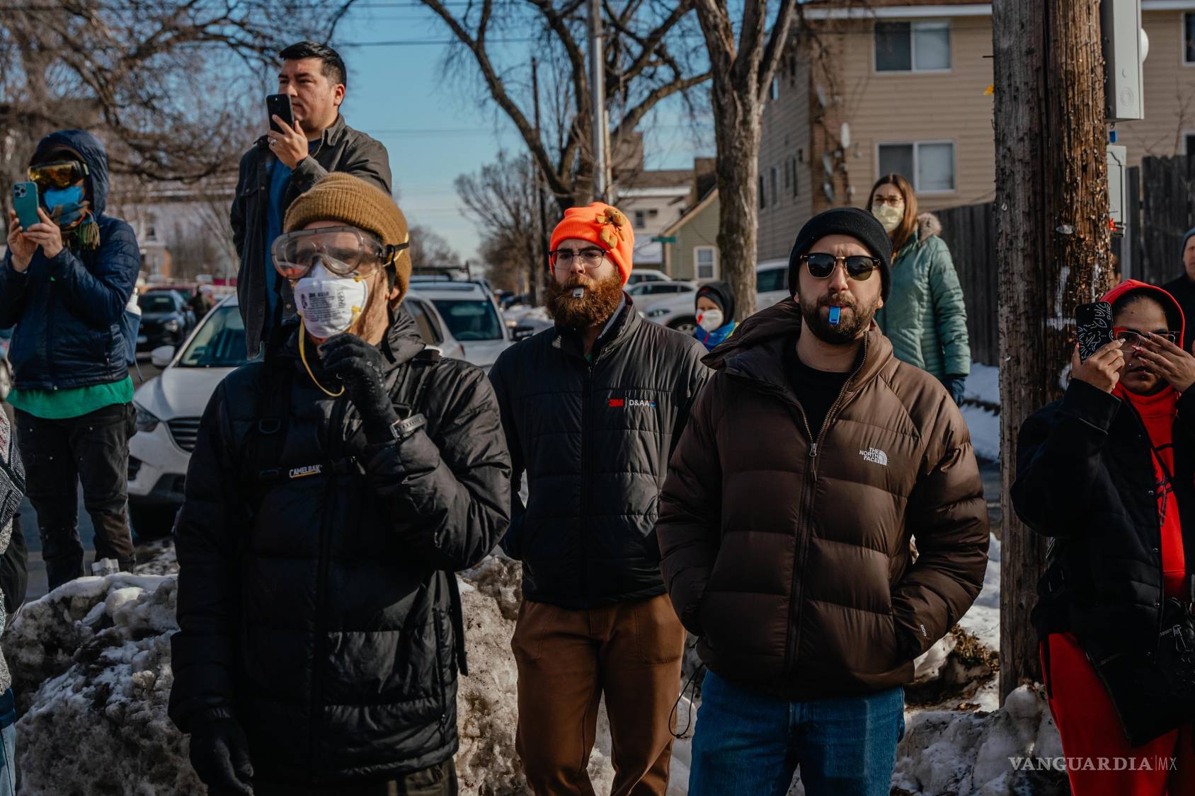 $!Residentes de Mineápolis utilizan silbatos durante las protestas, una referencia a la declaración de Becca Good sobre cómo ella y su esposa estaban desarmadas durante el incidente.