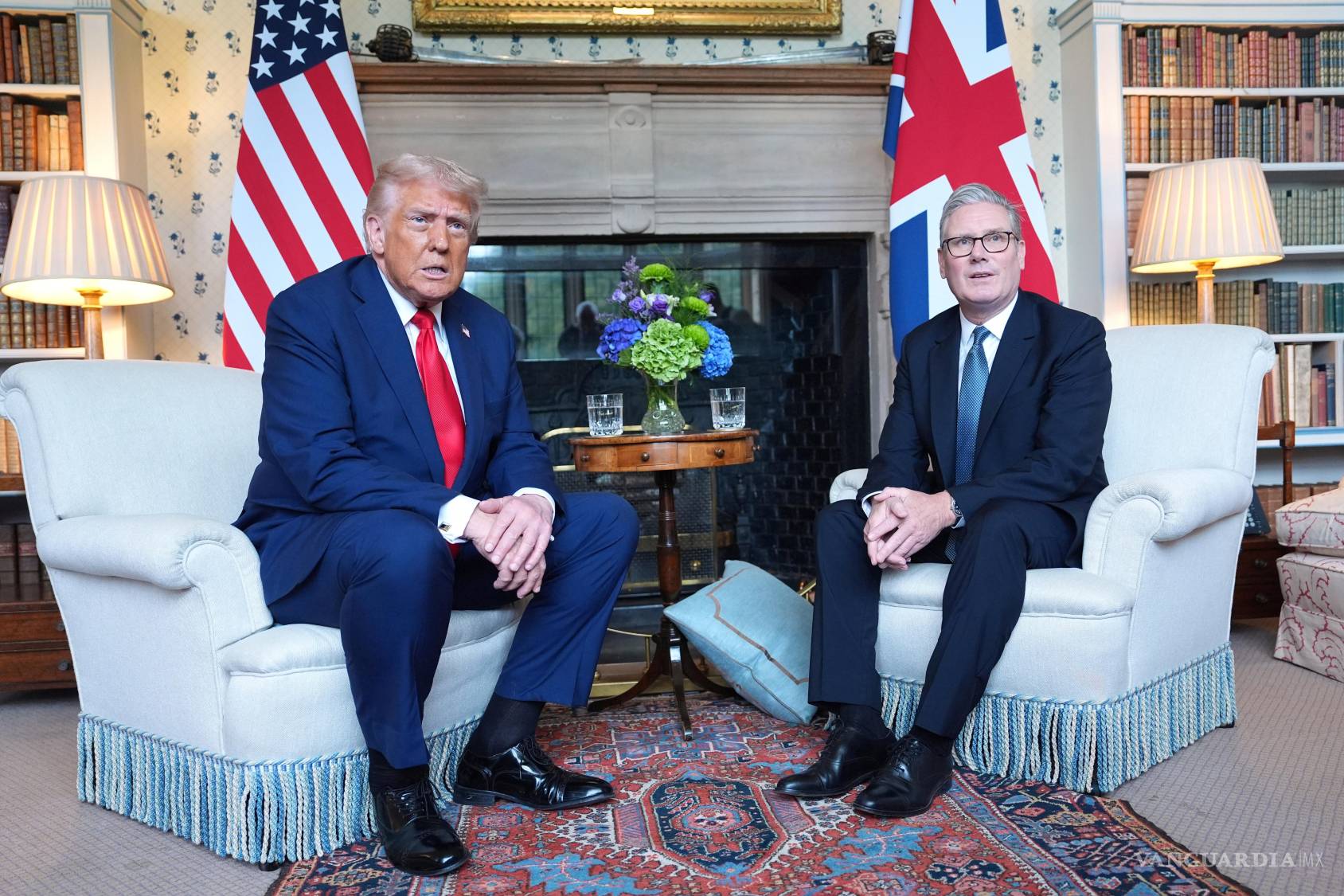 $!El presidente Donald Trump se reúne con el primer ministro británico Keir Starmer en Chequers, cerca de Aylesbury, Inglaterra, el 18 de septiembre de 2025.
