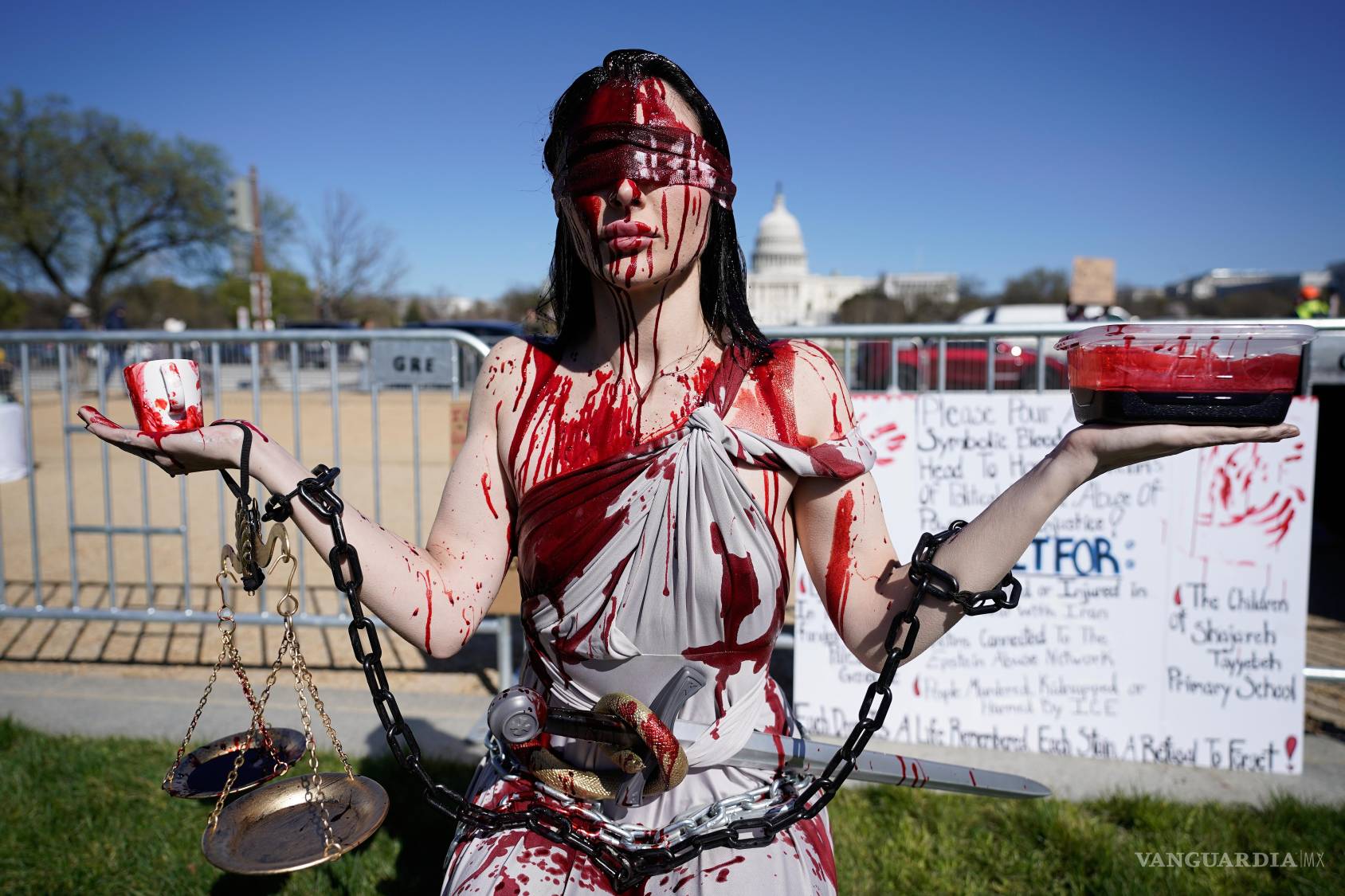 $!Un manifestante cubierto de sangre falsa asiste a una concentración en el National Mall durante la protesta “No Kings” en Washington.