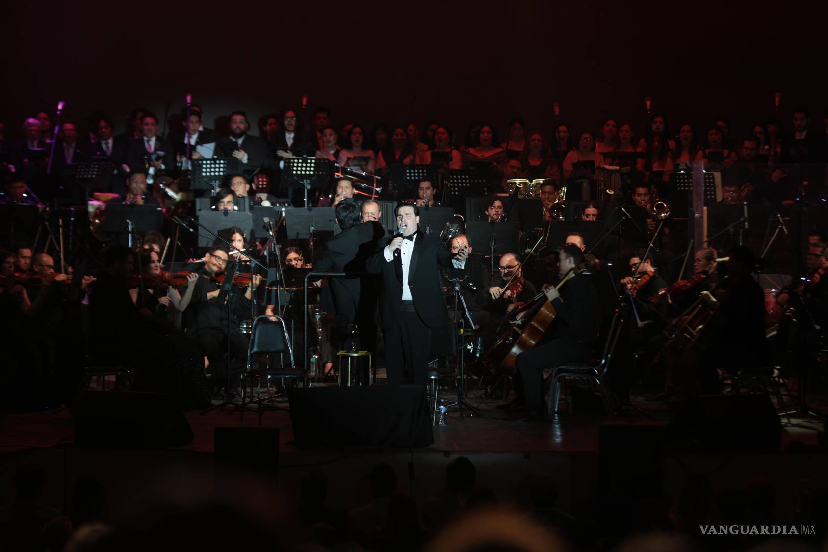 $!Carlos Alberto Velázquez abrió la velada con clásicos del repertorio de Juan Gabriel.