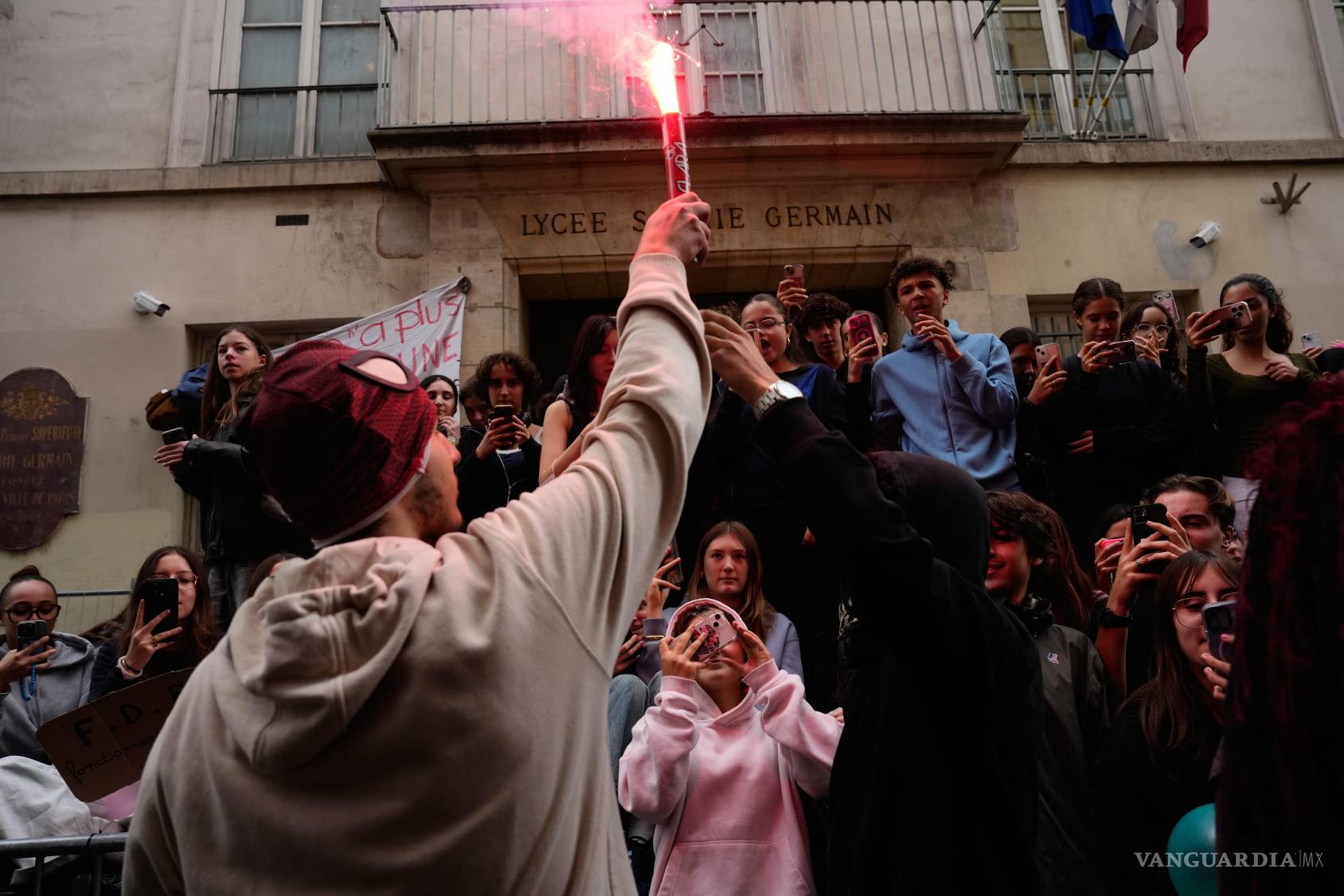 $!Unos estudiantes permanecen frente a un instituto bloqueado mientras protestan contra la falta de recursos en las escuelas de París, el miércoles 7 de octubre de 2026.