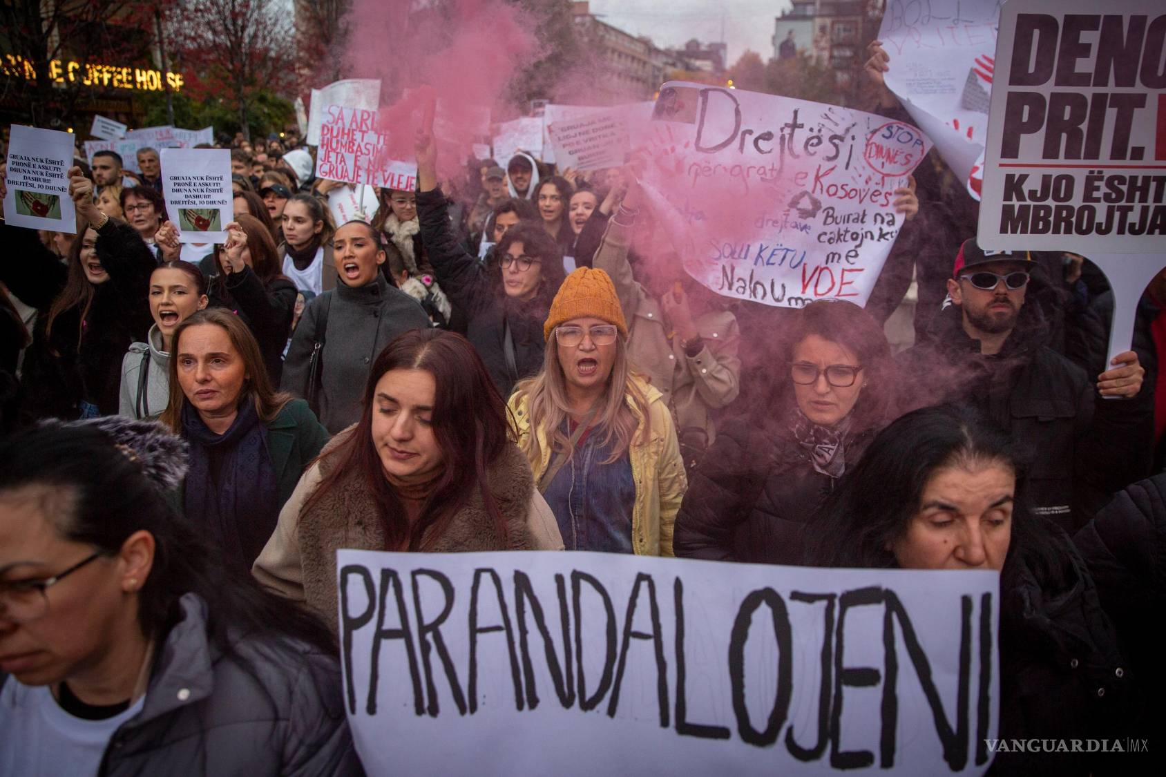 $!La movilización social resonó por las calles de la capital de Kosovo, Pristina, por la violencia feminicida que ha azotado a este país balcánico y al mundo.