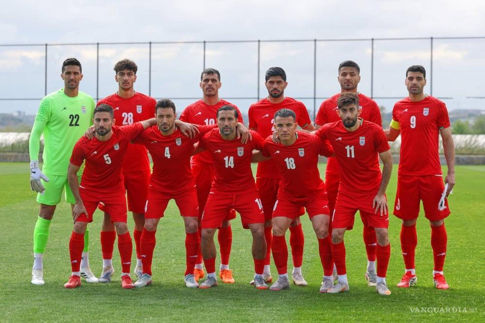 $!Los jugadores de la selección de fútbol de Irán posan durante su concentración previa al torneo. El equipo busca aislarse de las tensiones geopolíticas mientras define sus últimos partidos de preparación antes de viajar a su base en Tijuana.