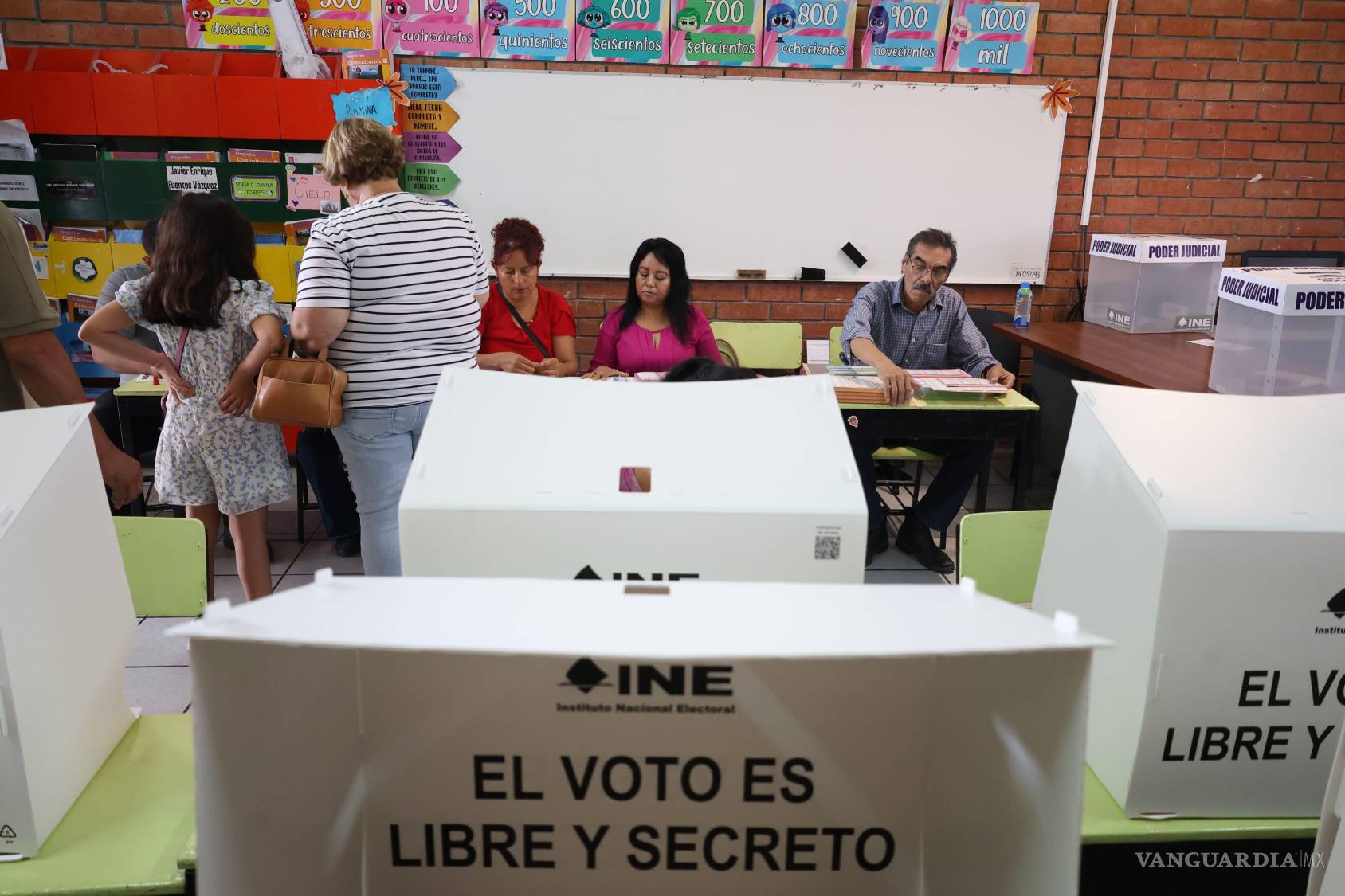 $!Personal del INE supervisa la instalación de casillas desde las primeras horas de la jornada.
