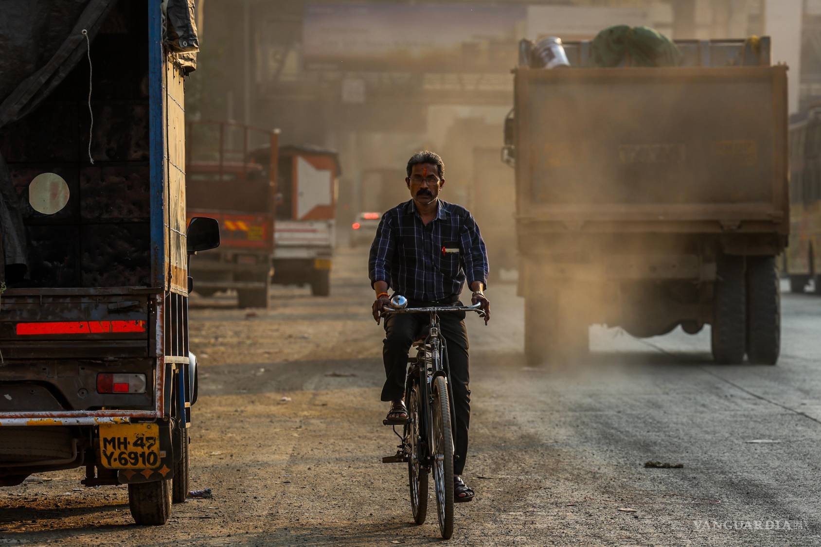 $!Imágenes de contaminación de alta densidad en Mumbai India, la fotografía fue tomada el 12 de noviembre. FOTO: DIVYAKANT SOLANKI / EFE