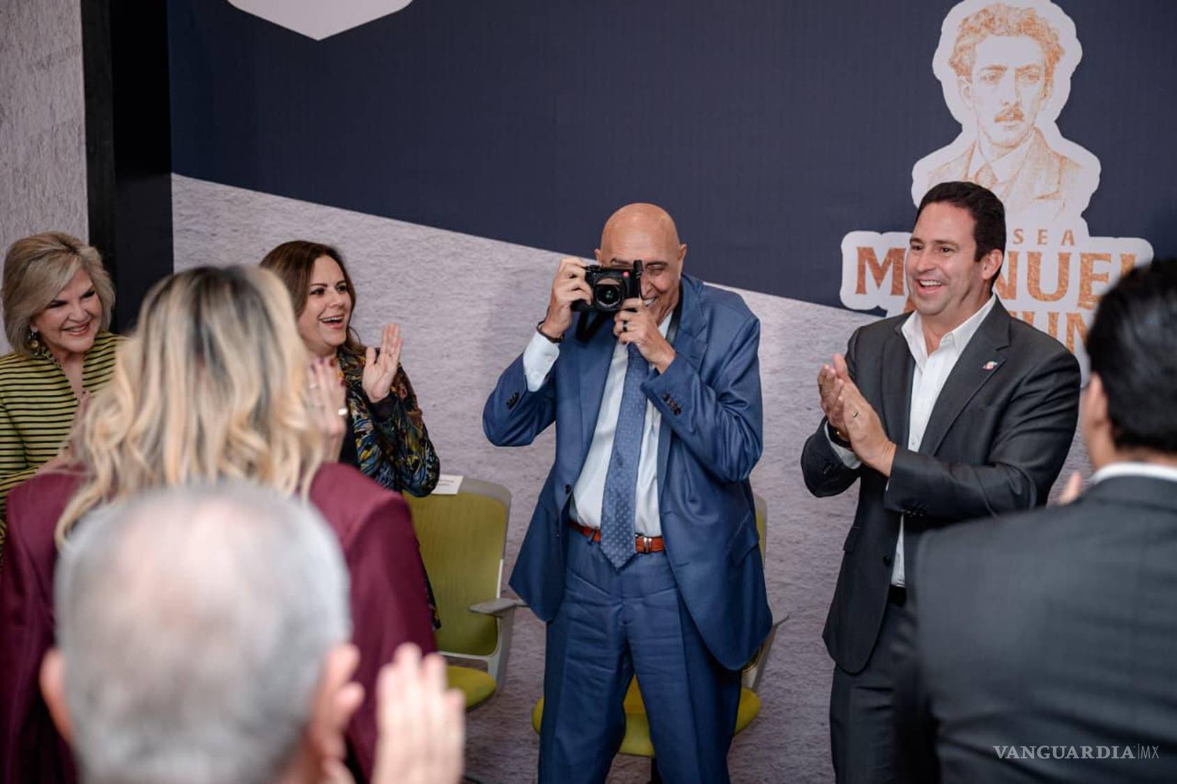 $!La directora del Instituto Municipal de Cultura, Leticia Rodarte Rangel (izq.), destacó el impacto del homenajeado en el desarrollo cultural de Saltillo.