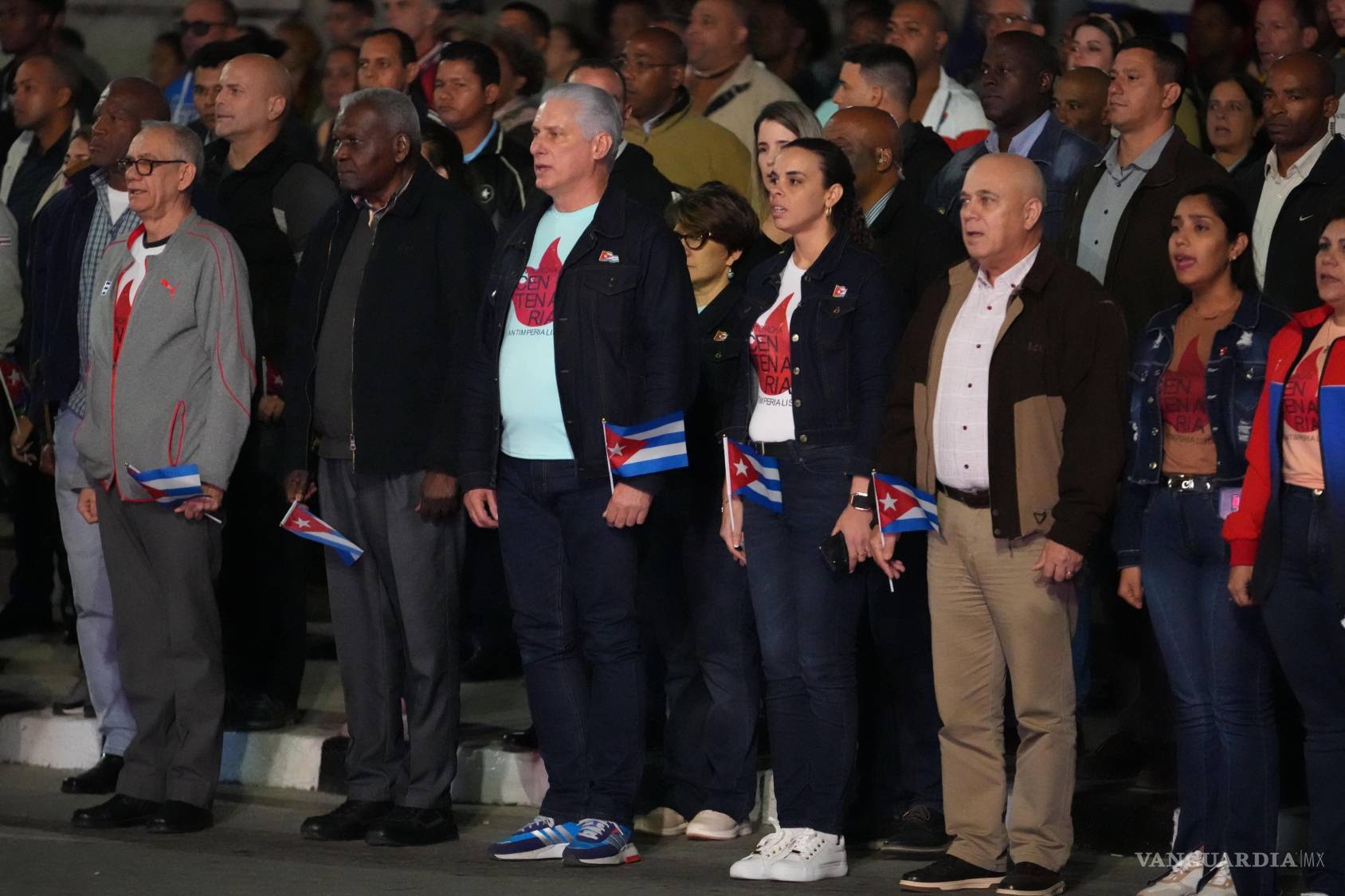 $!El presidente cubano Miguel Díaz-Canel escucha el himno nacional antes del inicio de una marcha para conmemorar el 173 aniversario del natalicio de José Martí.