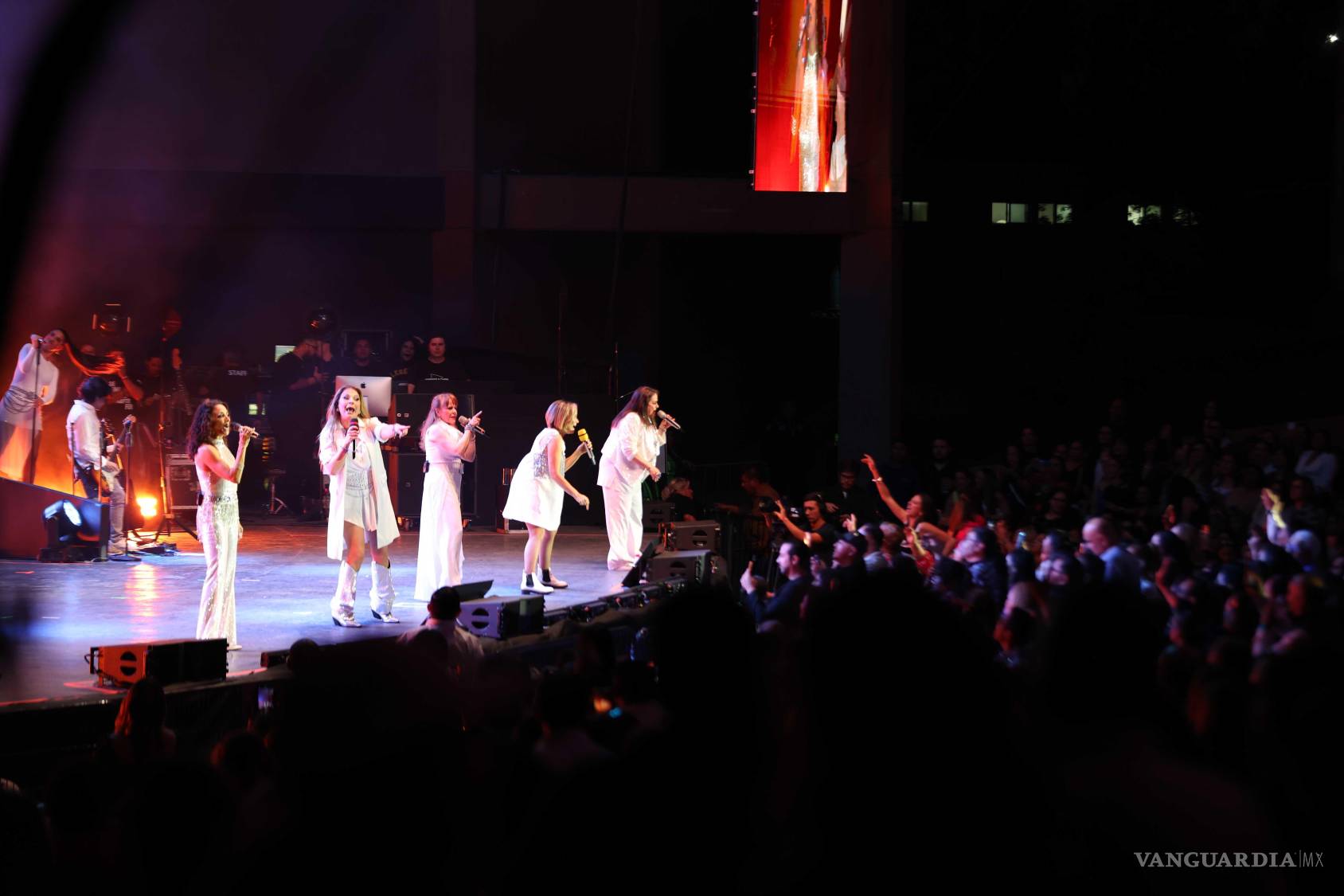 $!‘Bazar’, ‘Me he Enamorado de un Fan’ y ‘Las Mil y una Noches’ pusieron a todos a cantar y brincar como si fuera la primera vez.