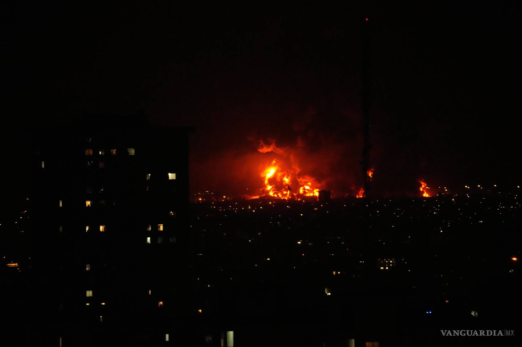 $!Llamas se alzan desde una instalación de almacenaje de petróleo al sur de la capital iraní, Teherán.