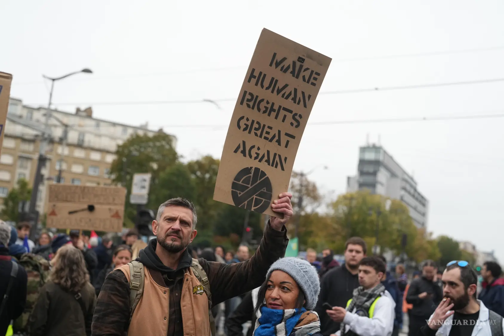 $!Manifestantes asisten a una protesta contra el aumento del costo de vida en París, el sábado 24 de octubre de 2026.