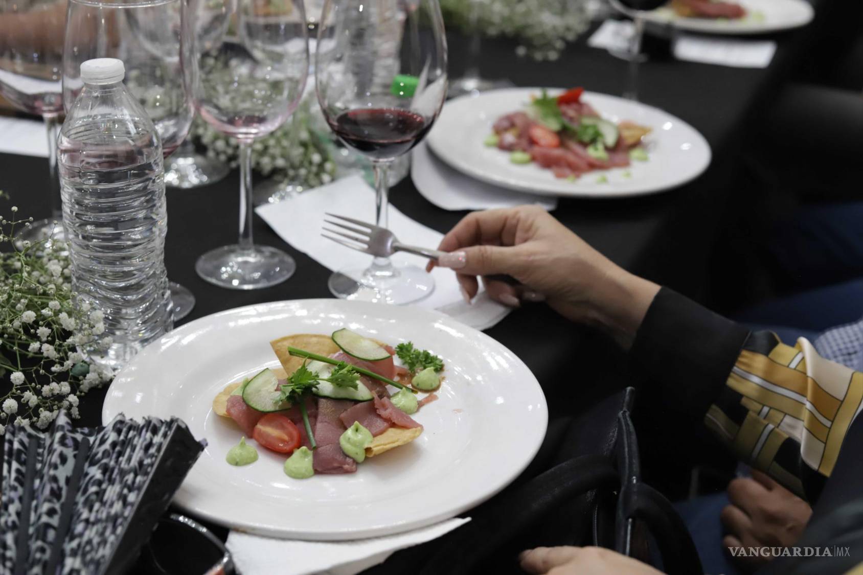 $!Una tostada de atún fue la entrada a la experiencia gastronómica.