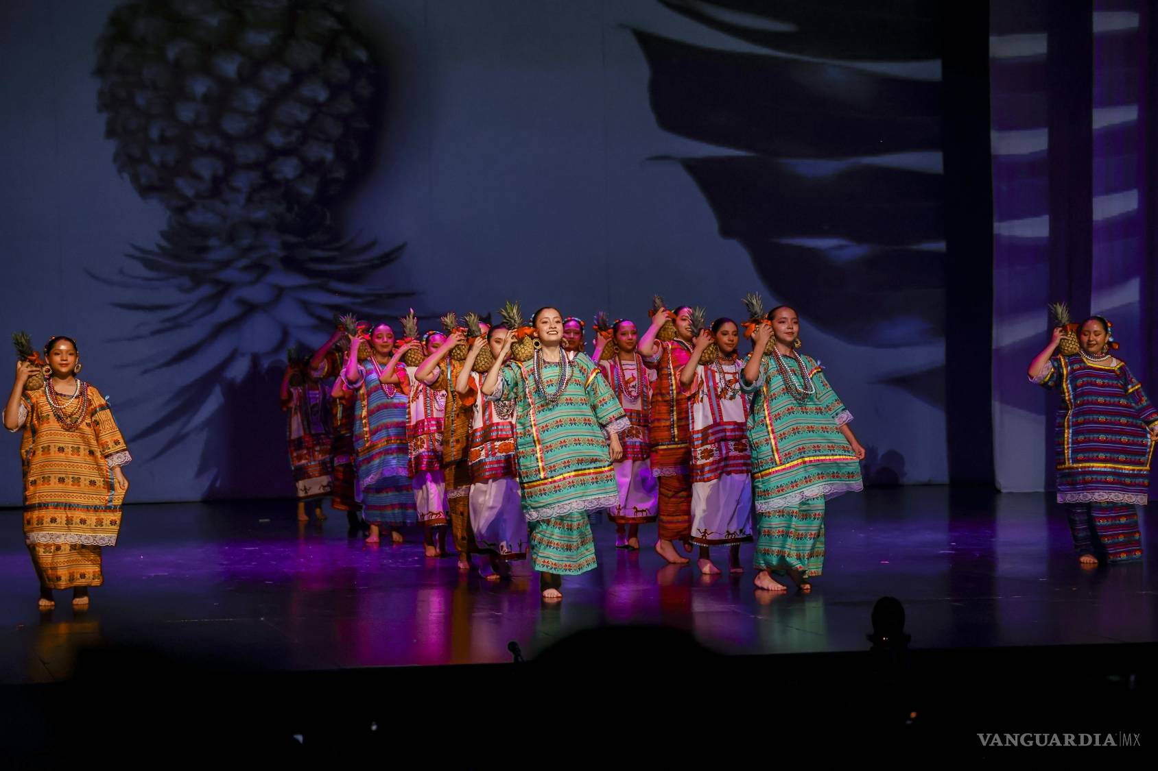 $!Celebran gala del Ballet Folklórico Xochipitzahuatl del Colegio Nicolás Bravo de Saltillo