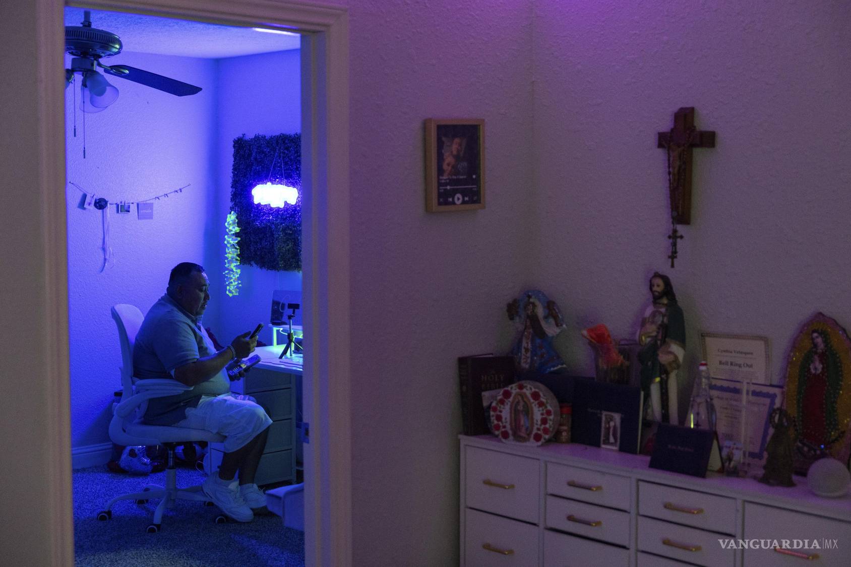 $!Jaime Velásquez trabaja en un corrido en el estudio de su casa en Houston, el 22 de julio de 2026.