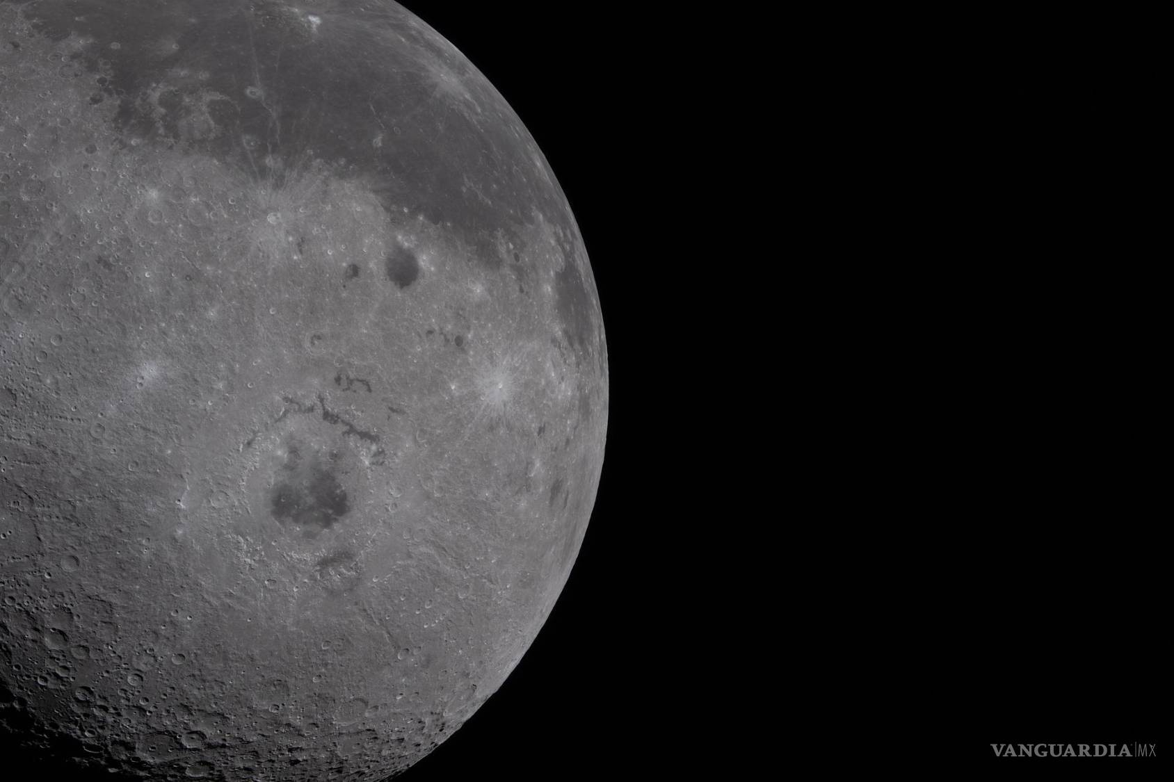 $!Un poco más de la mitad de la Luna ocupa la mitad izquierda de la imagen. La cara visible, caracterizada por manchas oscuras de lava antigua, se aprecia en el tercio superior del disco lunar.