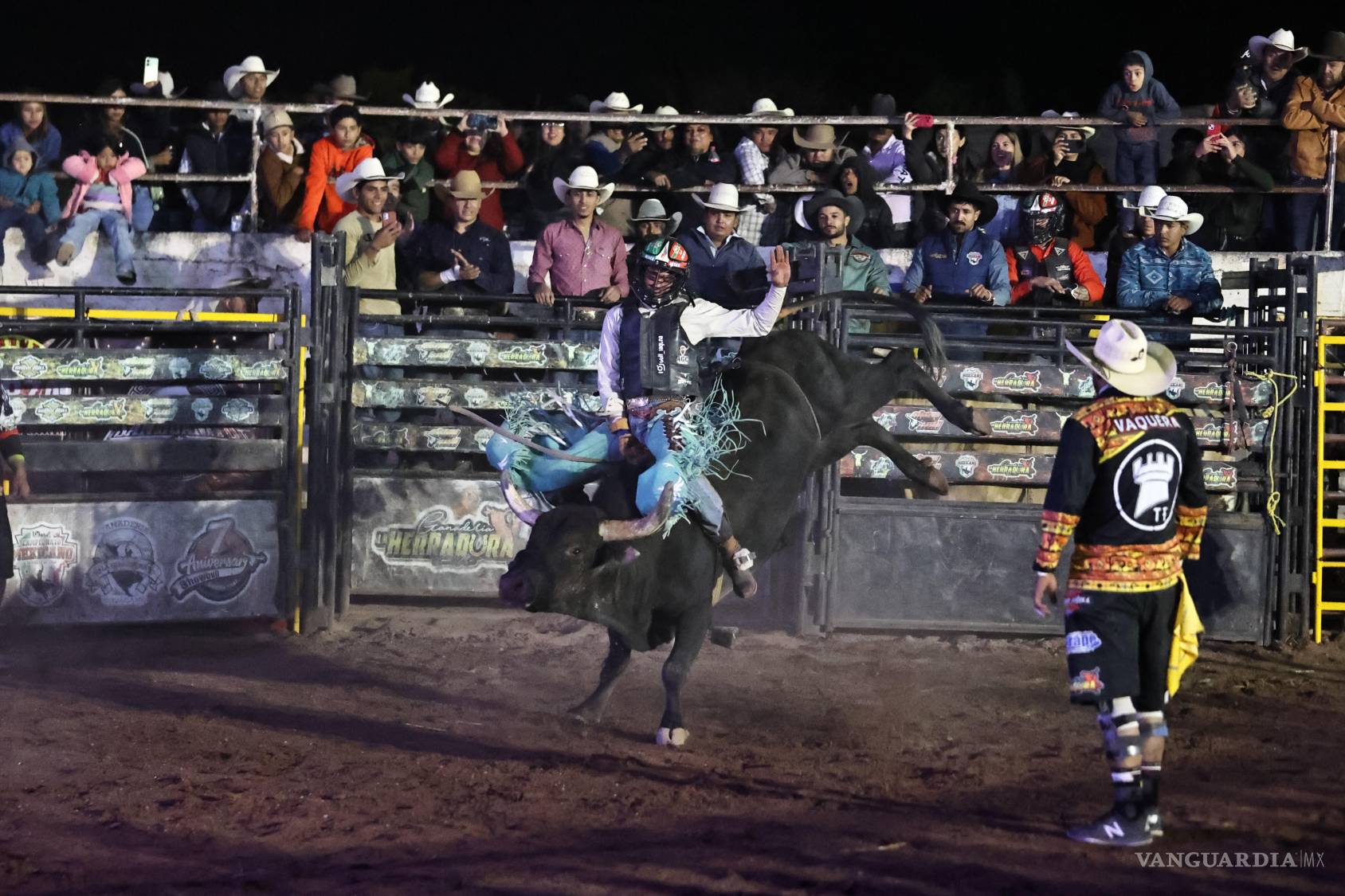 $!El ejido San Juan de la Vaquería vivió una jornada de rodeo entre tradición y destreza.