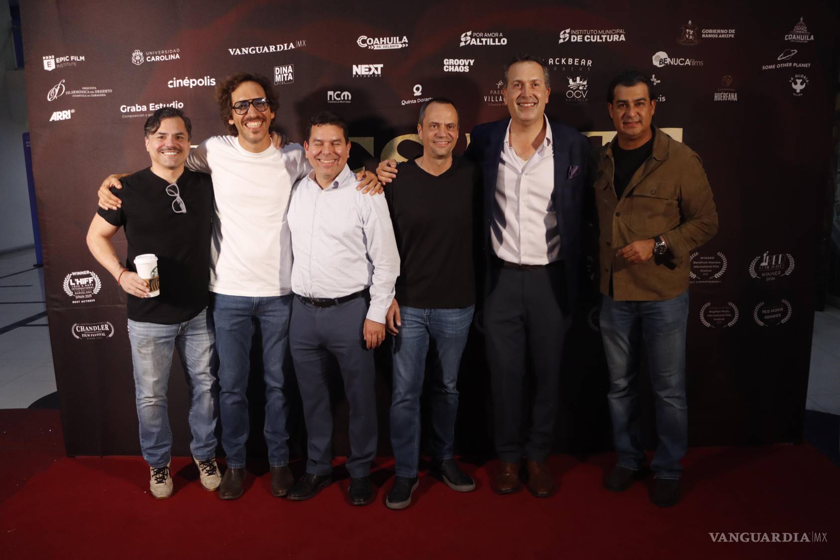 $!Equipo. El elenco y equipo de producción de ‘El Desaire’ desfilaron por la alfombra roja durante la premier de la película en Monterrey.