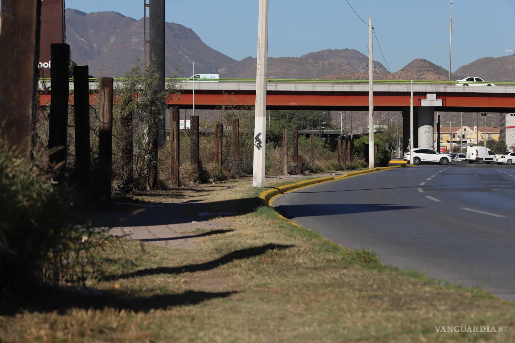 $!El bulevar Luis Donaldo Colosio, una de las vialidades más transitadas, carece de banquetas en algunos tramos, lo que agrava las dificultades para peatones con movilidad limitada.