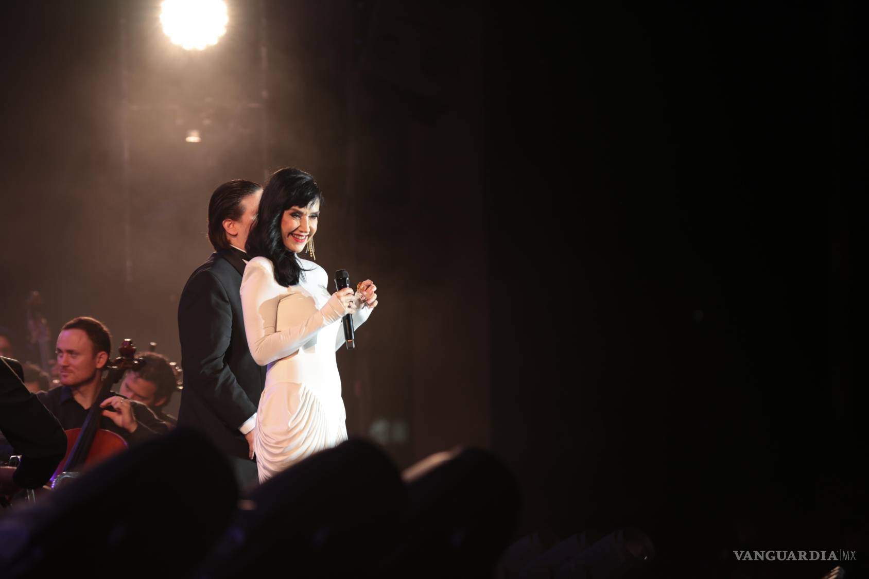 $!La cantante presentó a su madre ante el público y compartió un texto de Catón.