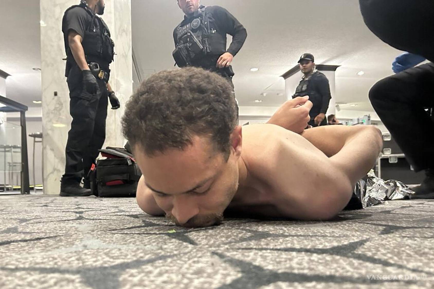 $!Fotografía difundida en la cuenta oficial @realDonaldTrump de la red social Truth del presidente de los Estados Unidos, Donald Trump, donde se muestra al supuesto tirador arrestado por agentes del Servicio Secreto este sábado, luego de que se reportaran aparentes disparos durante la cena anual de la Asociación de Corresponsales de la Casa Blanca.