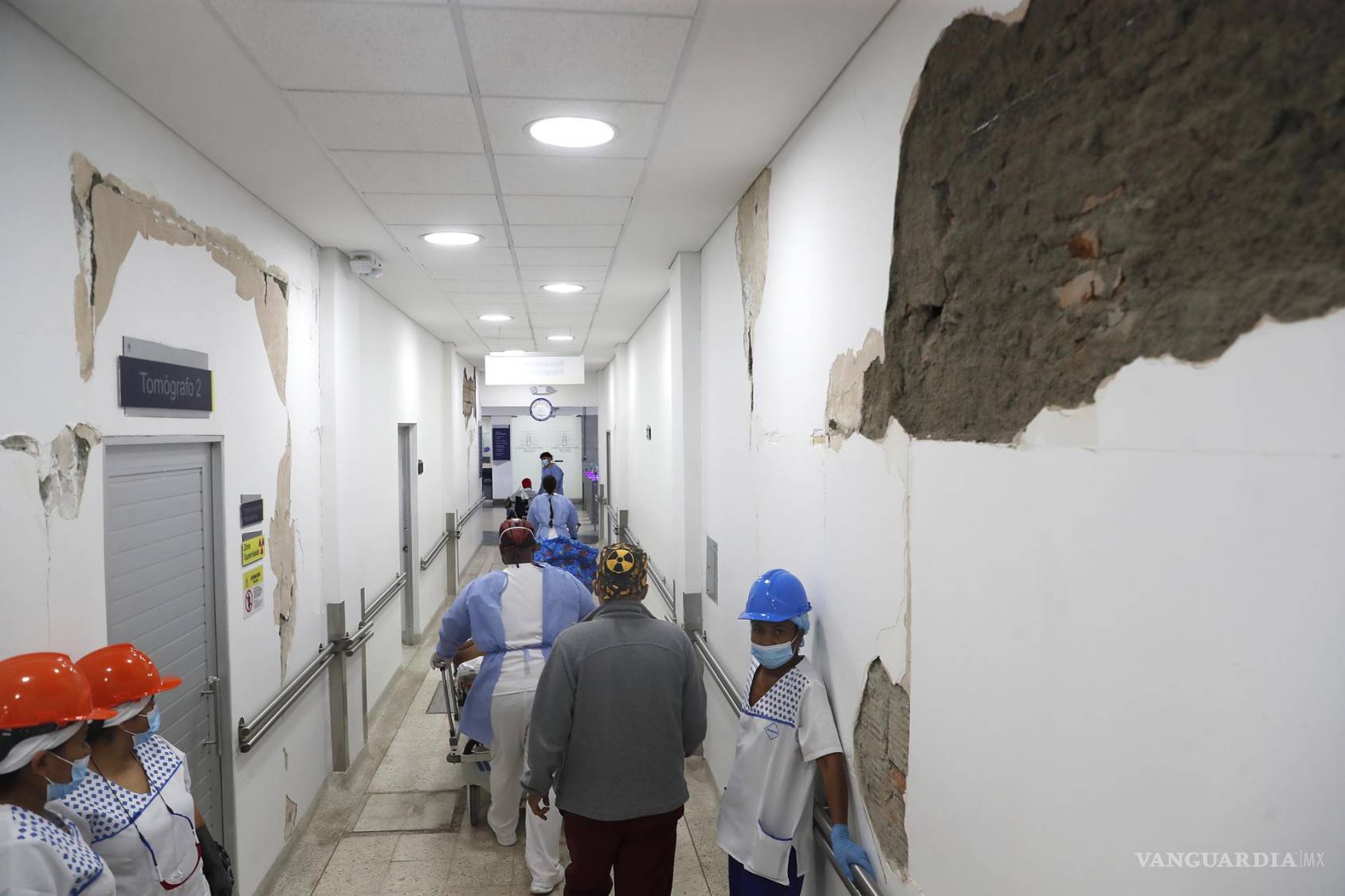 $!Personal médico trabaja este jueves en el Hospital Universitario del Valle (HUV) afectado tras el terremoto de magnitud 7.4 en Cali.