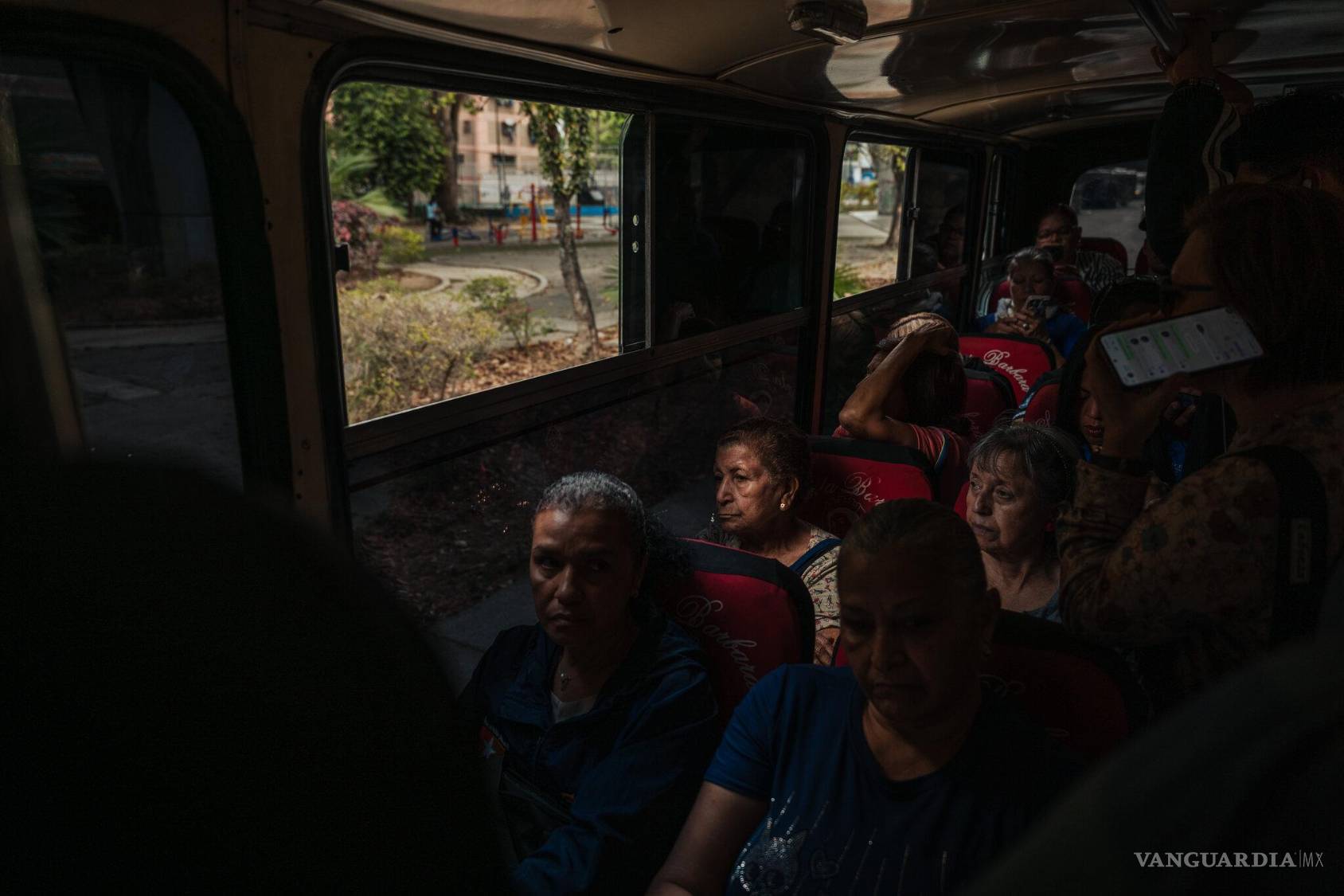$!La gente viaja en un autobús abarrotado. Un billete de autobús de ida cuesta alrededor de 0.15 dólares, la mitad del salario mínimo por hora del país.
