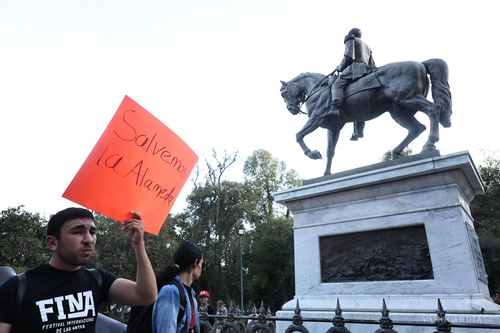 $!Vecinos realizaron una manifestación pacífica contra la gentrificación de la Alameda Zaragoza.