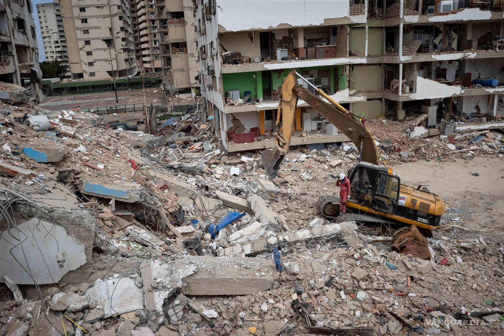 $!A las calles de La Guaira, la zona devastada por el doble terremoto de Venezuela, han llegado en las últimas horas decenas de máquinas amarillas para retirar escombros y ayudar a acelerar las labores de recuperación de cadáveres.