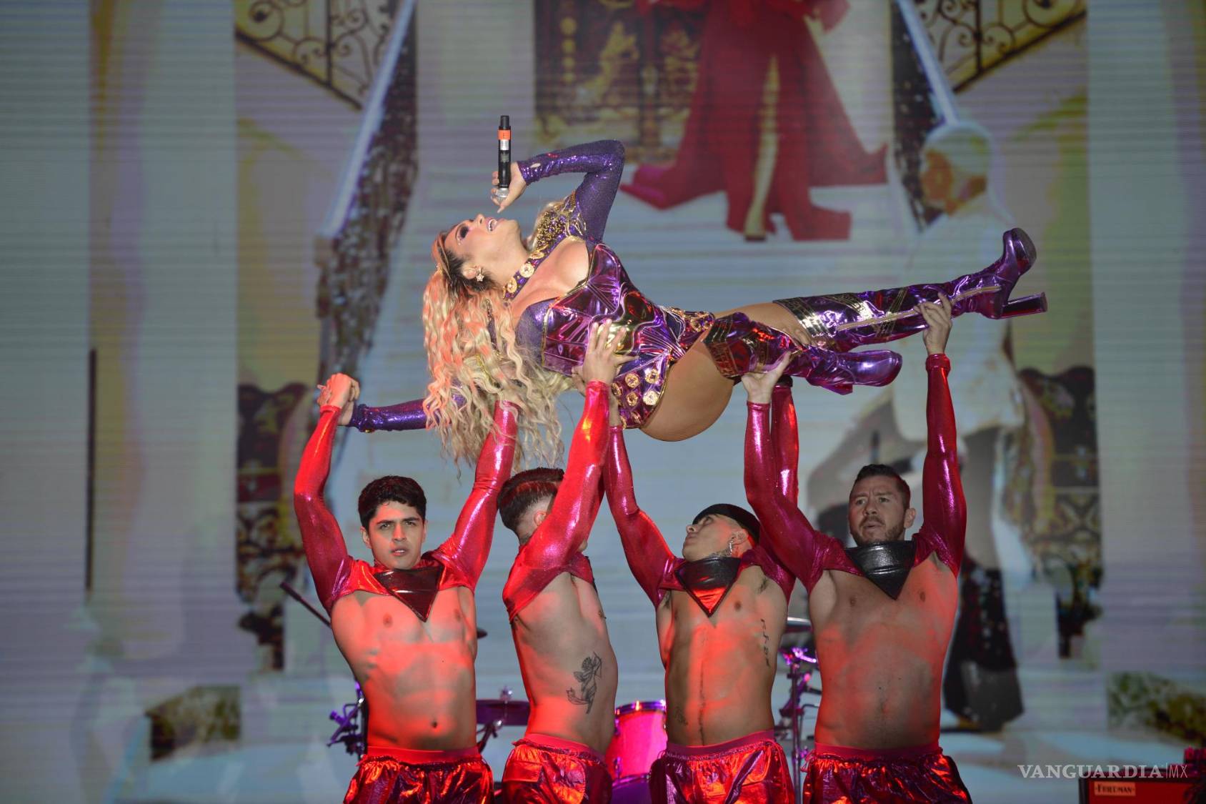 $!La influencer presentó sus 3 canciones además de interactuar con el público.