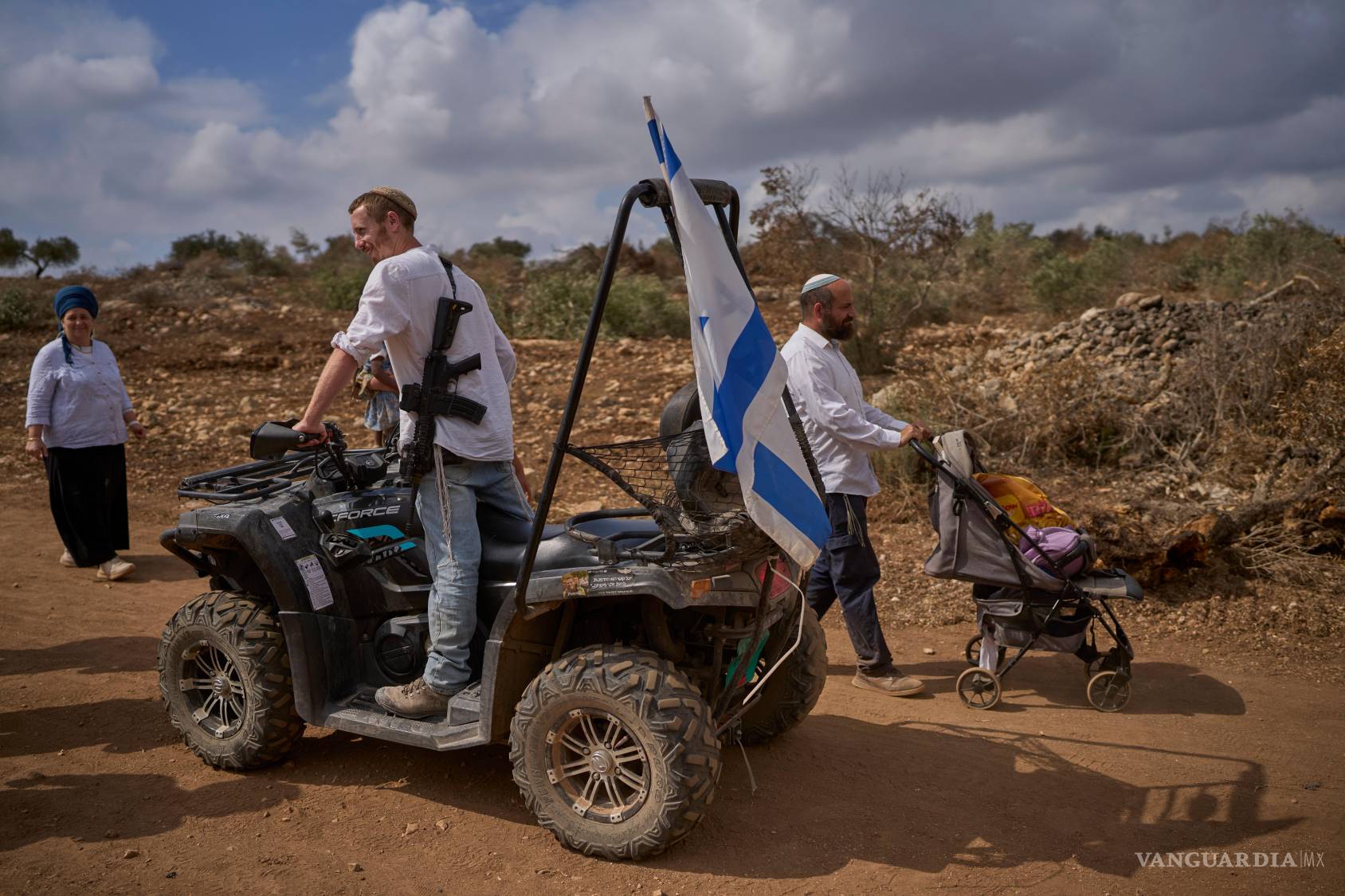 $!Colonos israelíes celebran la inauguración del recién construido puesto de avanzada ilegal de Kadim, en la Cisjordania ocupada, el 30 de septiembre de 2026.