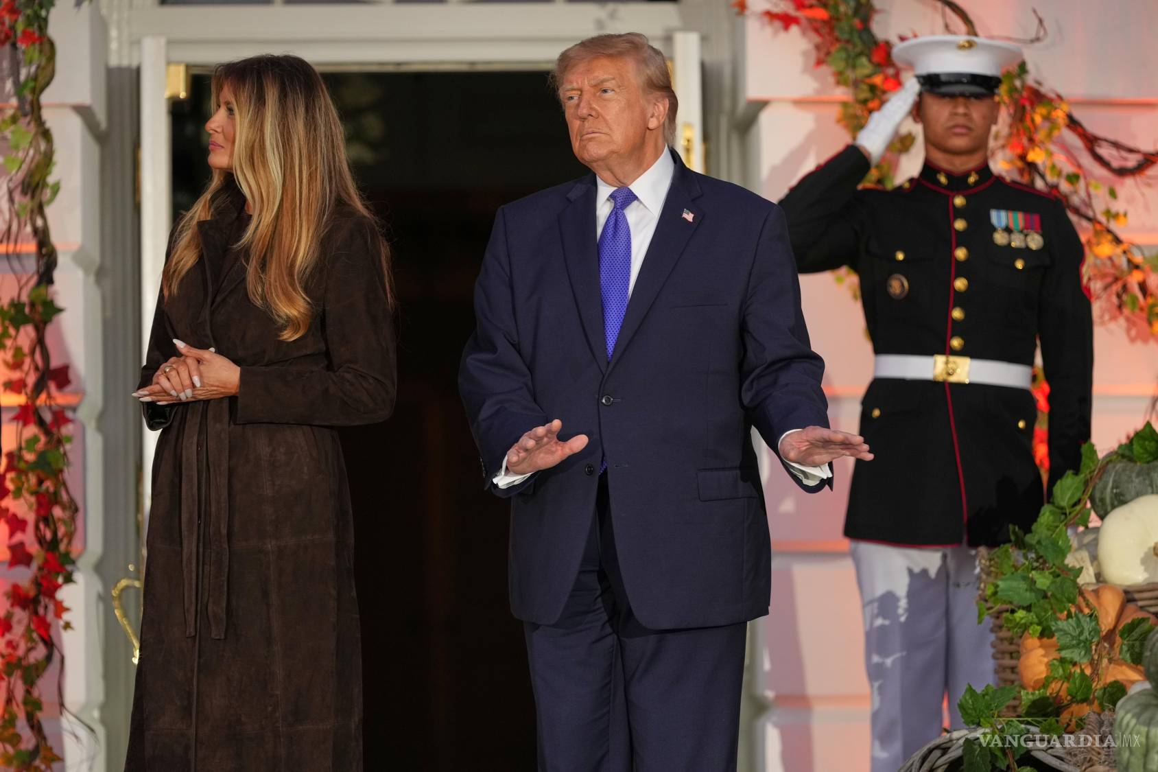 $![El presidente Donald Trump y la primera dama Melania Trump escuchan música en un evento de Halloween]