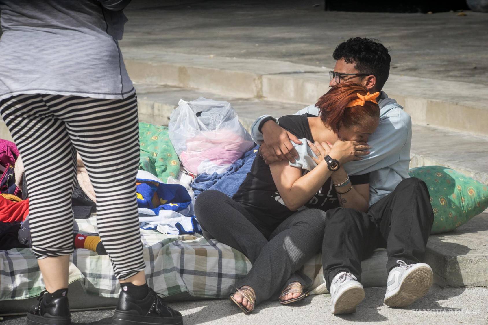 $!Personas afectadas por los terremotos aguardan este viernes, en el parque Ali Primera en el oeste en Caracas (Venezuela).