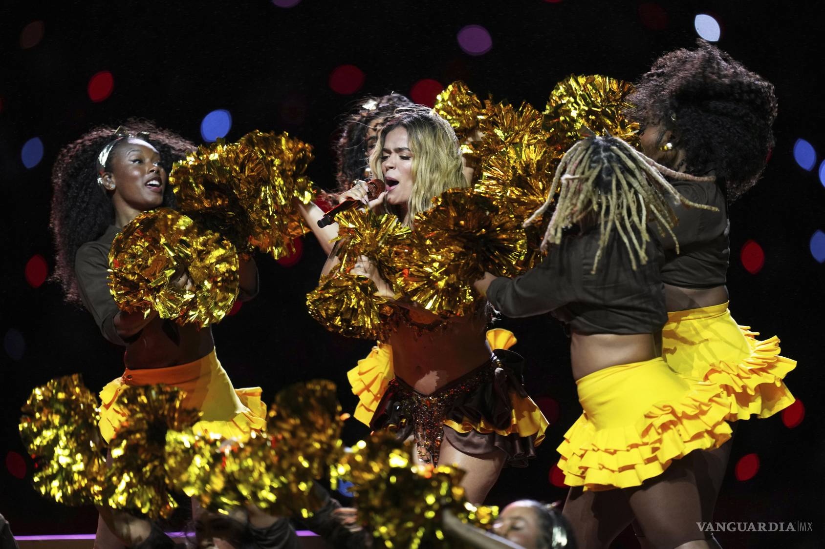 $!Con luces, baile y sus mayores éxitos, Karol G encendió el Estadio Corinthians en el Chargers vs Chiefs.