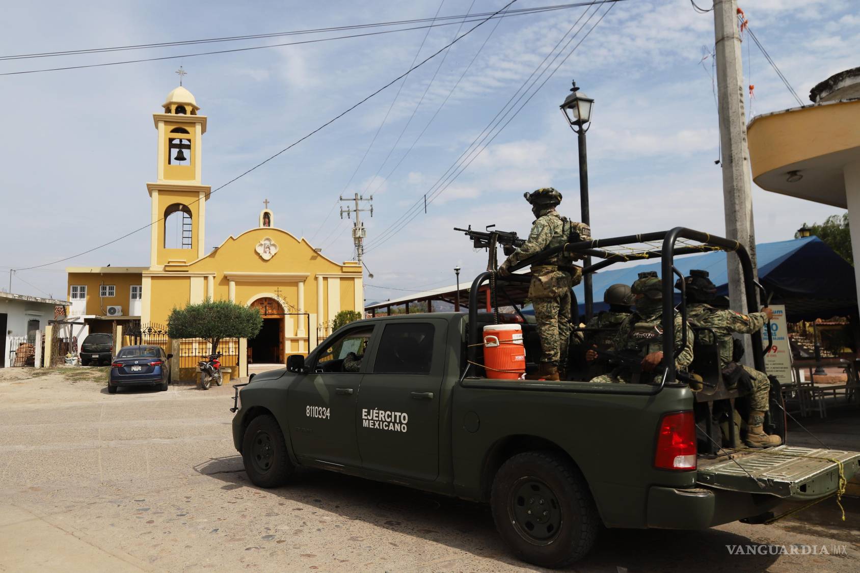 $!Soldados montan guardia cerca de una iglesia en El Verde, estado de Sinaloa, México.