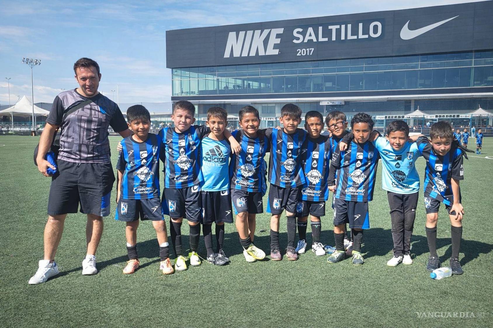 $!Entre conos, silbatos y balones, jóvenes futbolistas de Saltillo imaginan algún día representar a México en un Mundial.