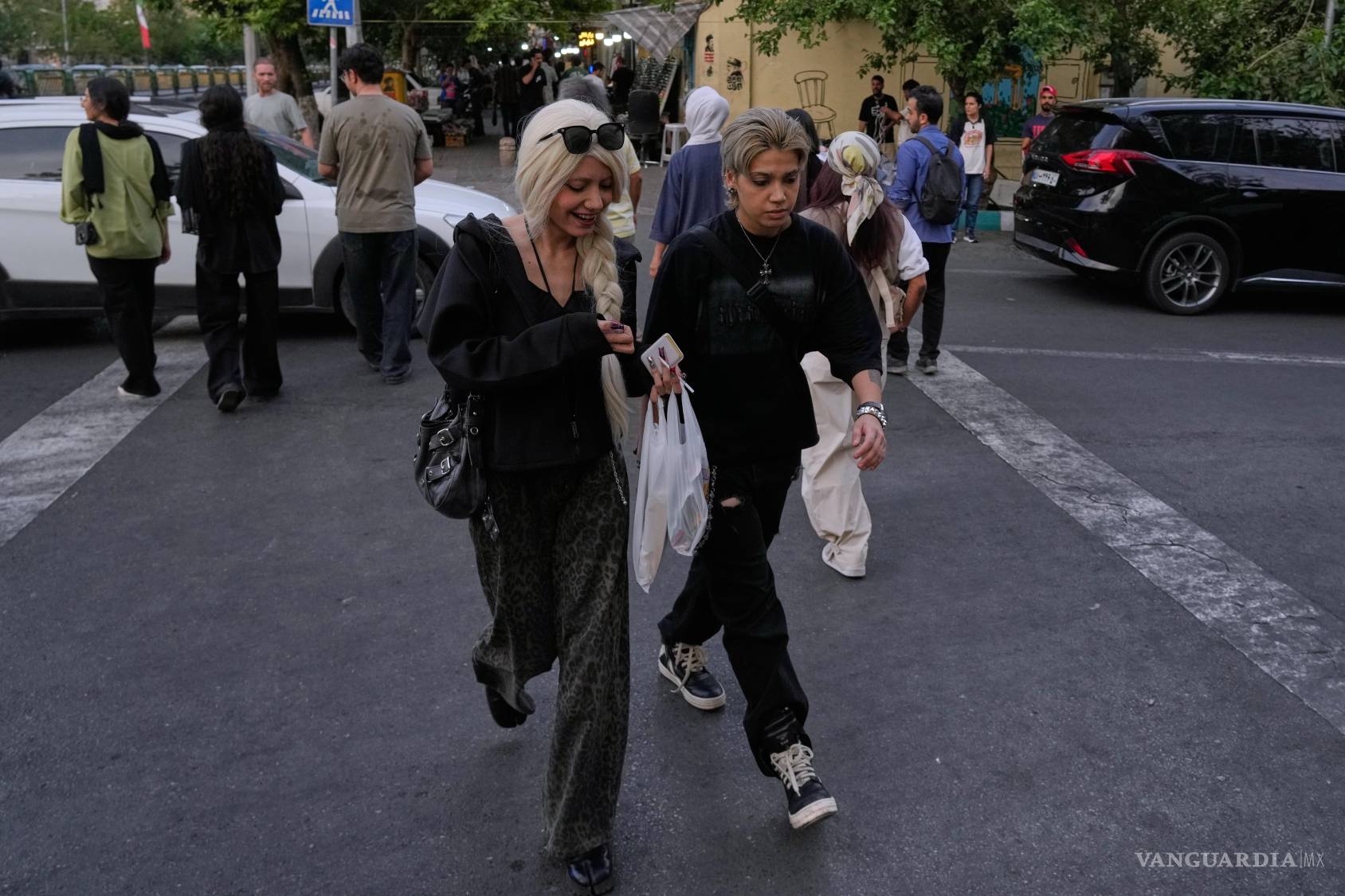 $!Peatones cruzan una calle en el centro de Teherán, Irán, el martes 12 de mayo de 2026.