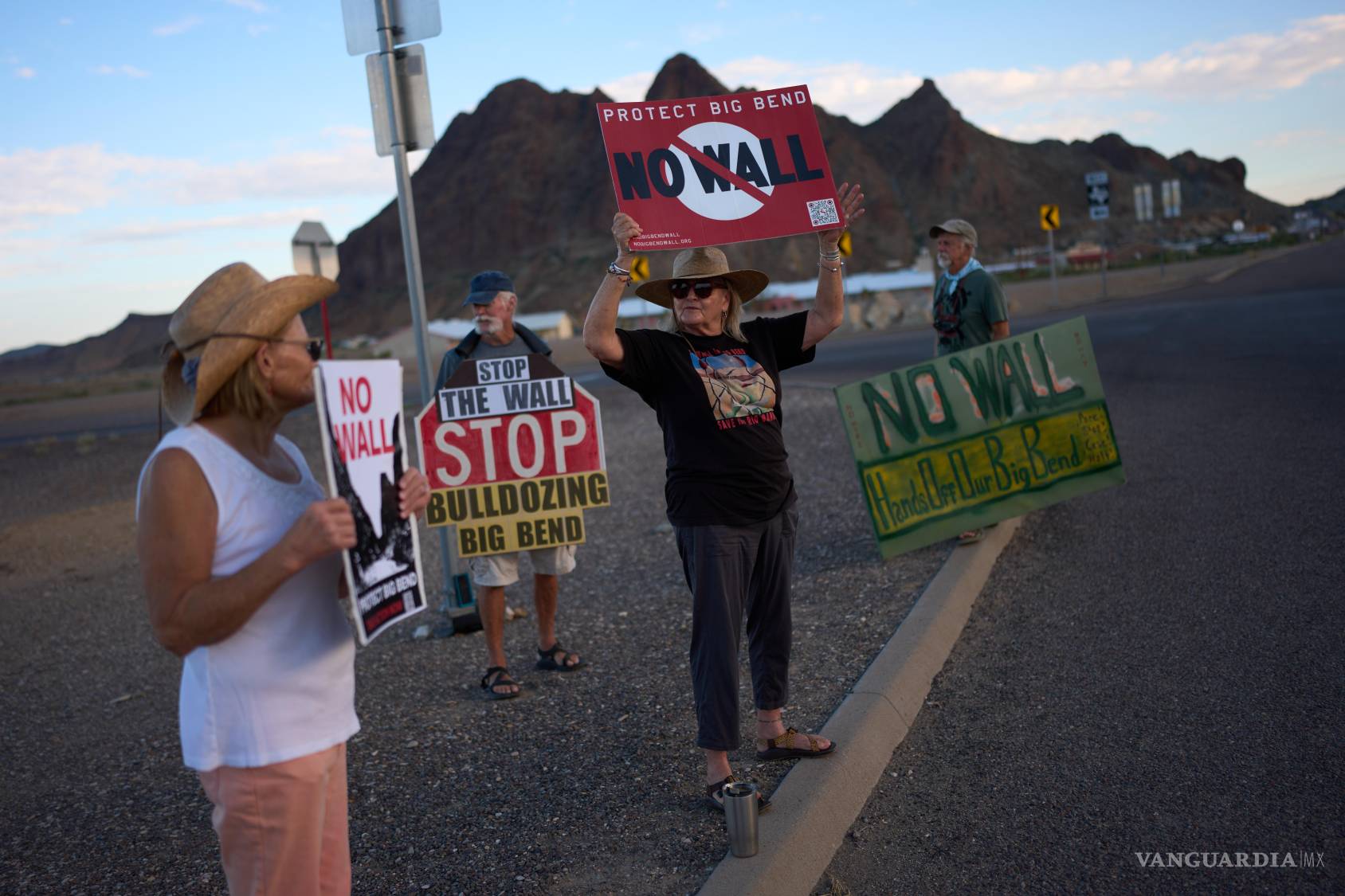 $!Pamela Priddy (c) junto a otras personas durante una protesta contra las barreras fronterizas en la región de Big Bend en Study Butte, Texas.