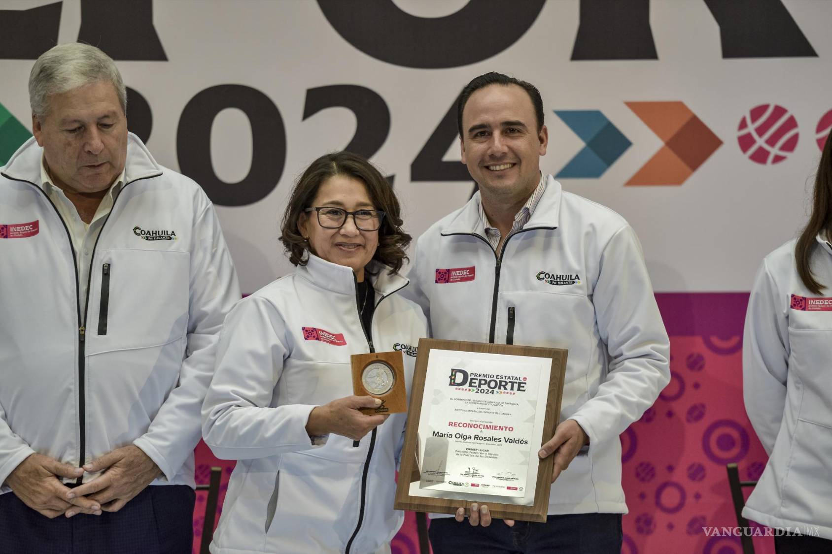 $!María Olga Rosales Valdés posa con su trofeo, destacada por su impulso al tiro con arco en Coahuila.