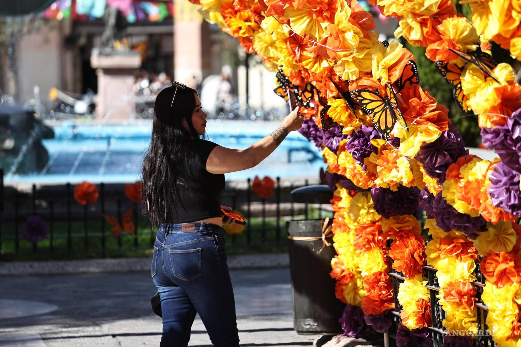 $!Entre las obras destacan catrinas, alebrijes y cientos de mariposas elaboradas por artistas y familias saltillenses.