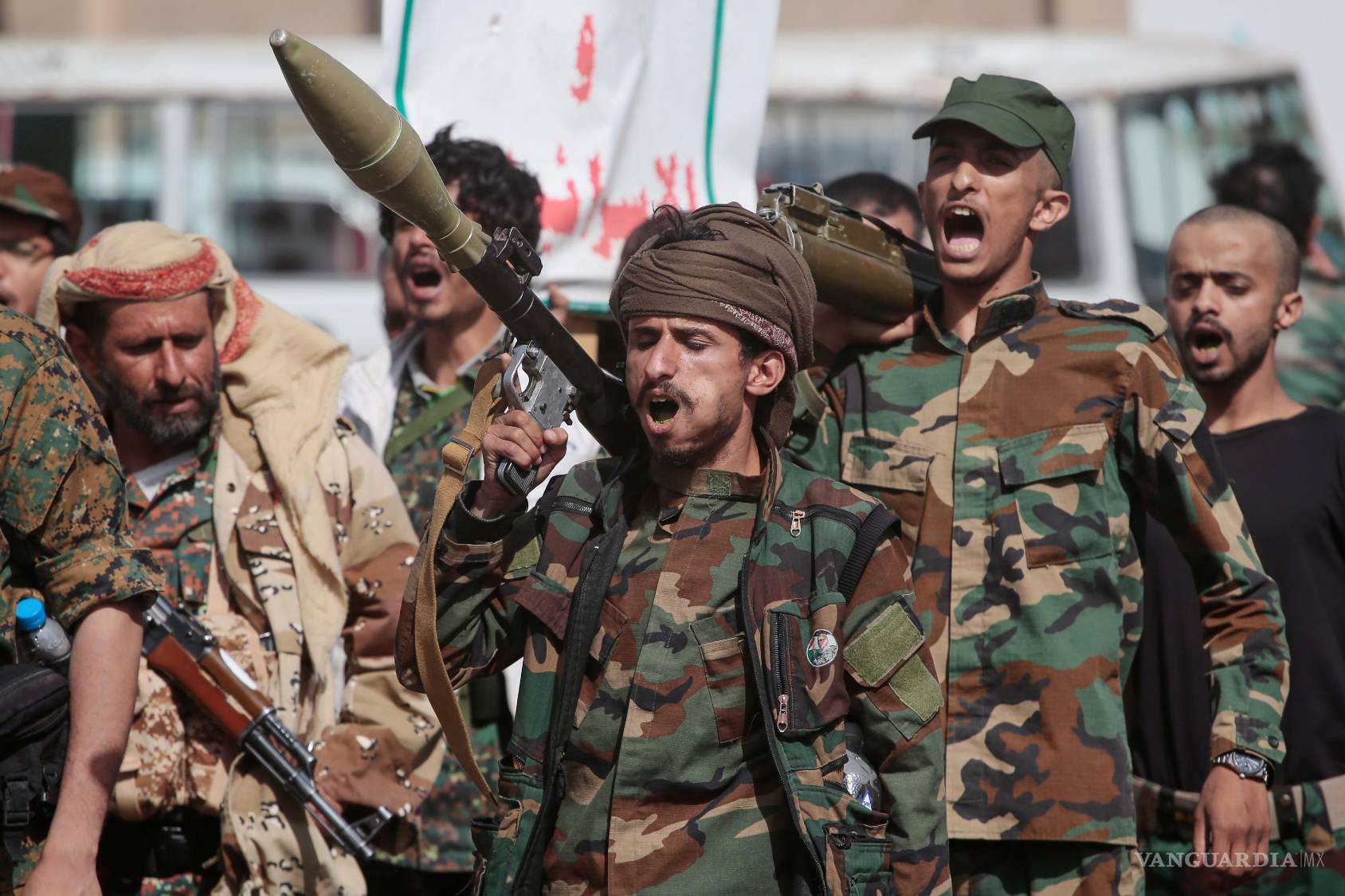 $!Rebeldes hutíes de Yemen marchan durante una campaña de movilización en Saná, Yemen, el jueves 10 de septiembre de 2026.