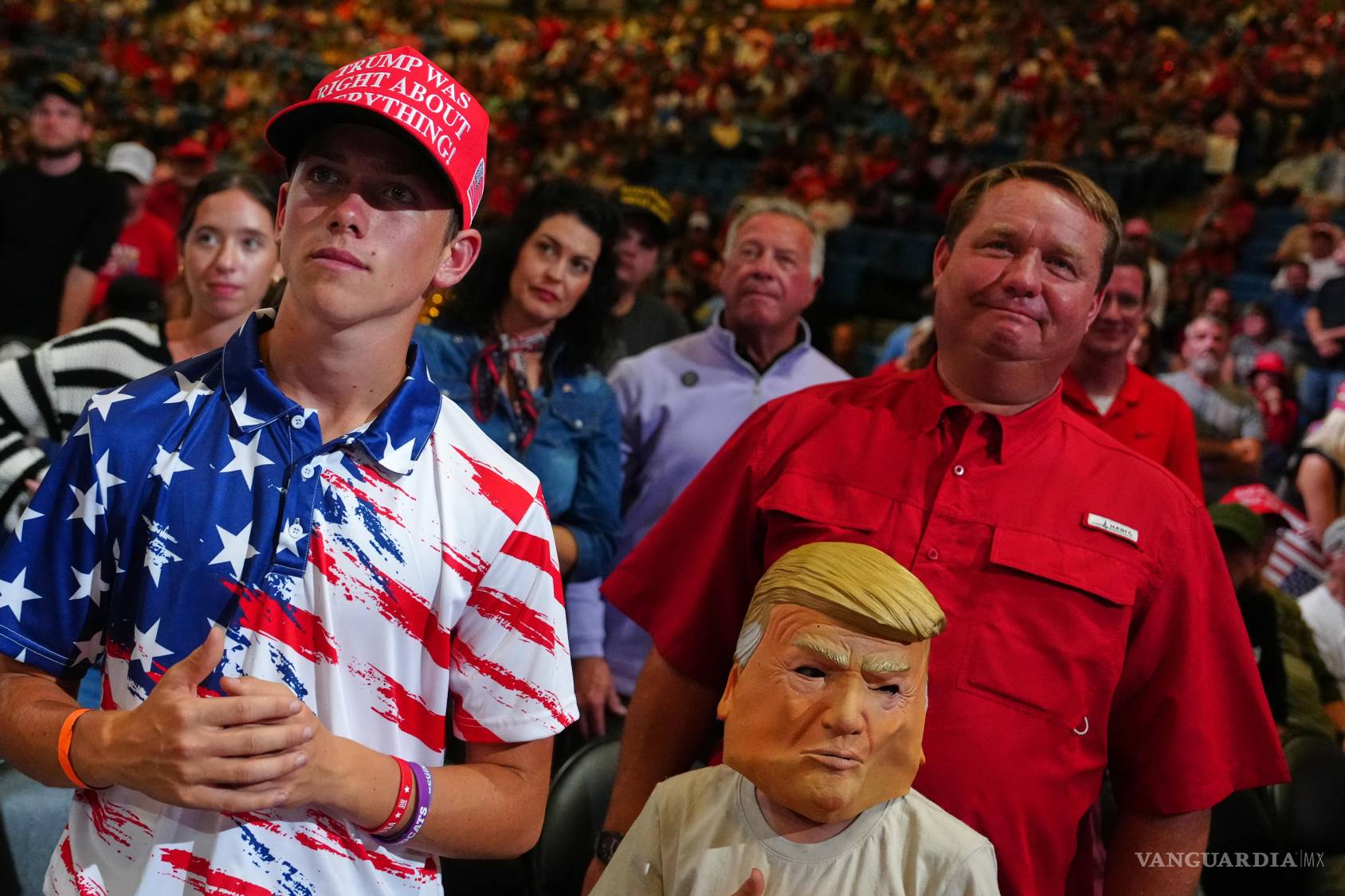 $!Una multitud escucha al presidente Donald Trump en un mitin de campaña en el Heartland Credit Union Arena, el lunes 19 de octubre de 2026, en Park City, Kansas.
