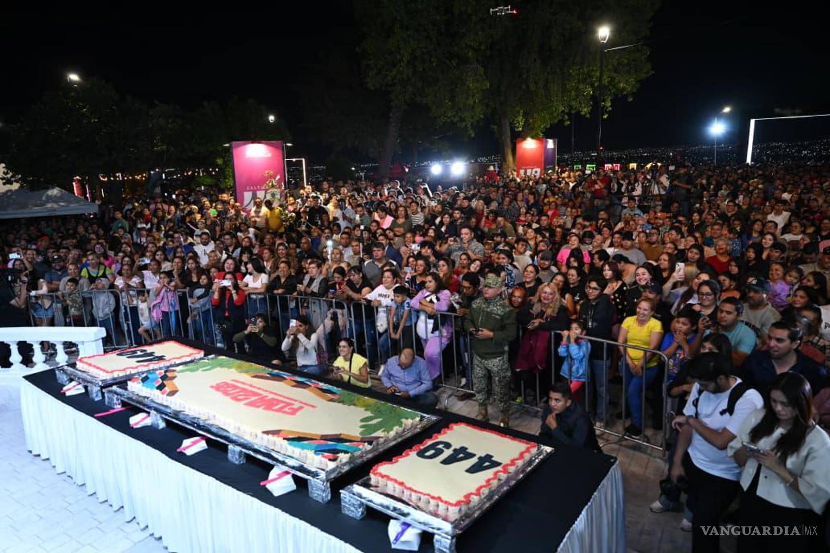 $!Las tradicionales Mañanitas, el pastel y los fuegos artificiales marcaron el inicio del 25 de julio en Saltillo.