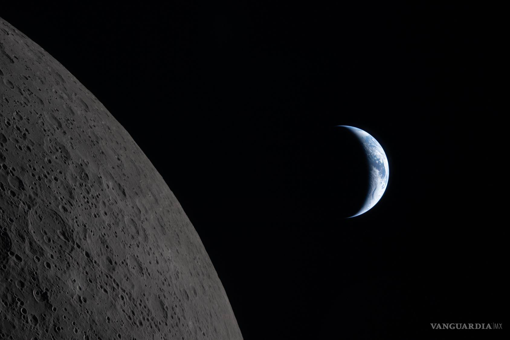 $!FOTODELDÍA ESPACIO (---), 07/04/2026.- Fotografía facilitada por la Administración Nacional de Aeronáutica y del Espacio (NASA) con la Tierra a punto de pasar por detrás de la Luna en esta imagen capturada por la tripulación de Artemis II durante su sobrevuelo lunar, aproximadamente seis minutos antes de la puesta de sol, el 6 de abril de 2026. Las líneas de pequeñas hendiduras en la superficie irregular de la Luna son cadenas de cráteres secundarios. Estas estructuras se forman por el material eyectado durante un violento impacto primario. EFE/EPA/NASA ***SOLO USO EDITORIAL/SOLO DISPONIBLE PARA ILUSTRAR LA NOTICIA QUE ACOMPAÑA (CRÉDITO OBLIGATORIO)***