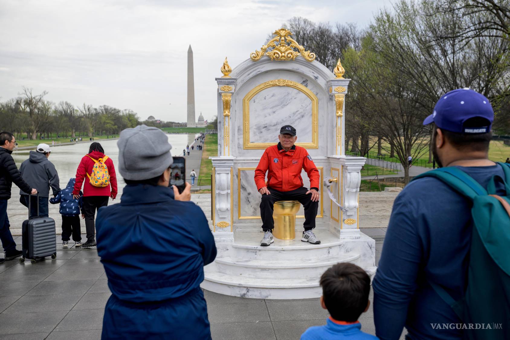 $!Una persona es fotografíada en una obra de arte de protesta titulada “Un trono digno de un rey” cerca del Monumento a Lincoln en Washington.
