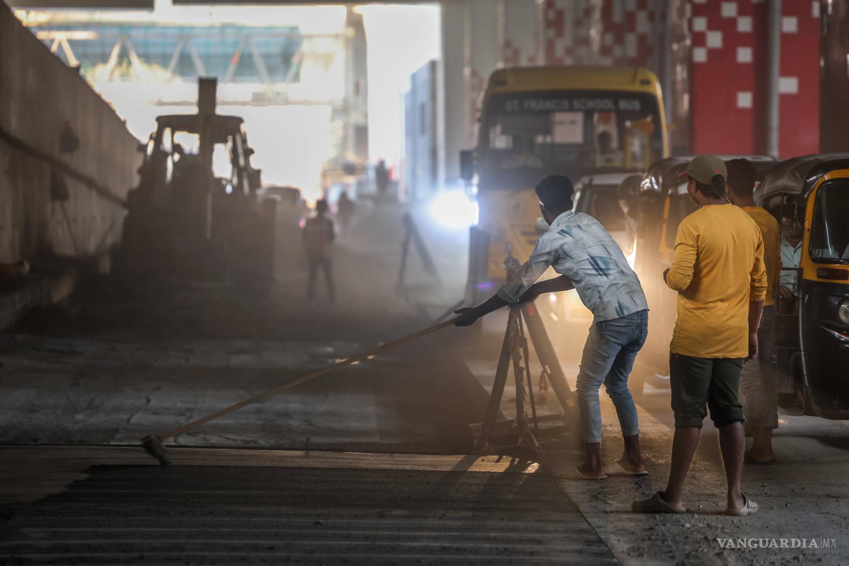$!En la imagen se observa la combinación de contaminación y labores para mantenimiento del Metro en Mumbai. | FOTO: DIVYAKANT SOLANKI / EFE